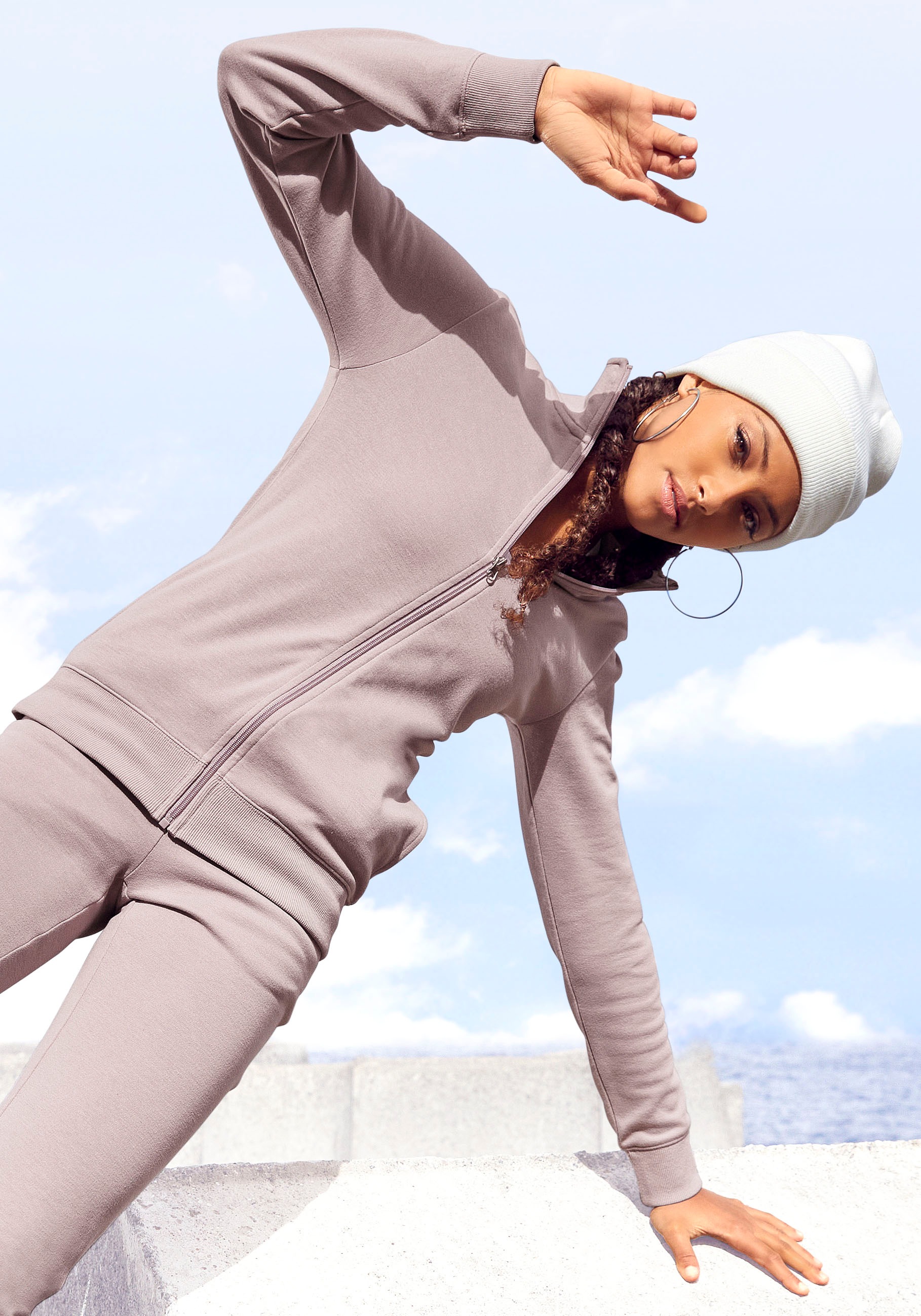 bench. -  Sweatjacke, mit bestickten Stehkragen