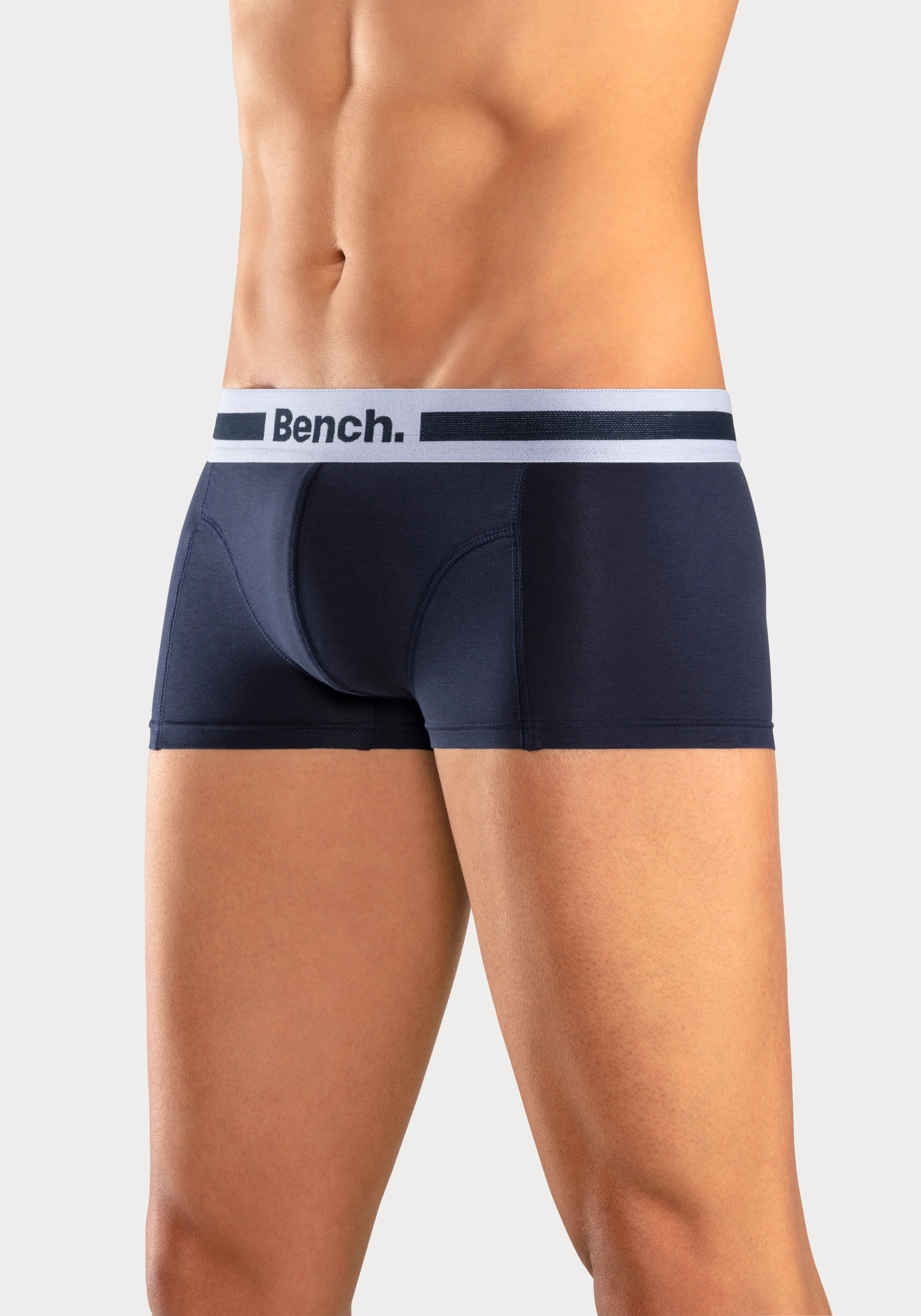 Bench. Boxershorts, (Packung, 4 St.), in Hipster-Form mit Overlock-Nähten vorn