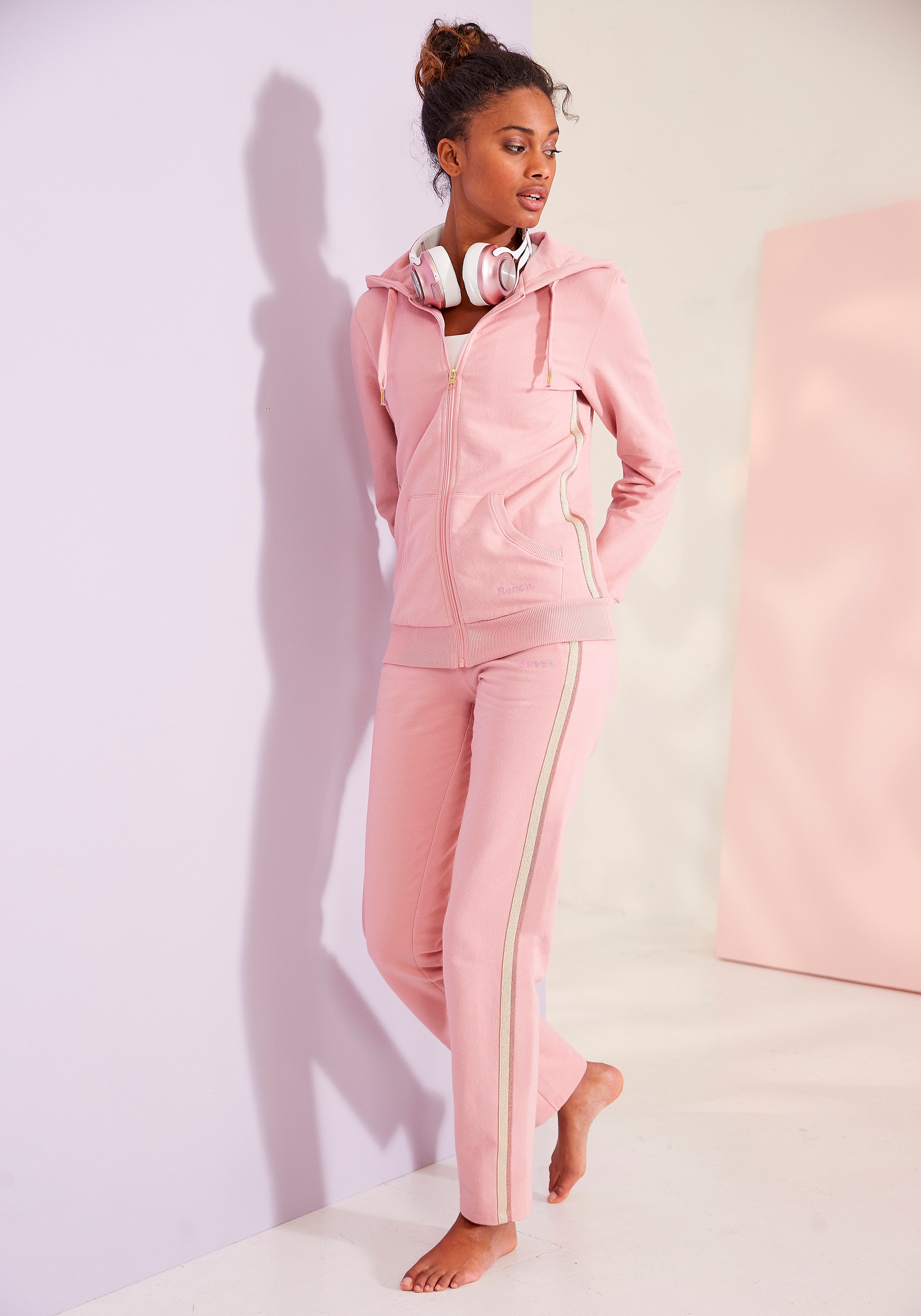 Thumbnail - Bench. Loungewear Relaxhose, mit Glitzer Seitenstreifen, Loungeanzug