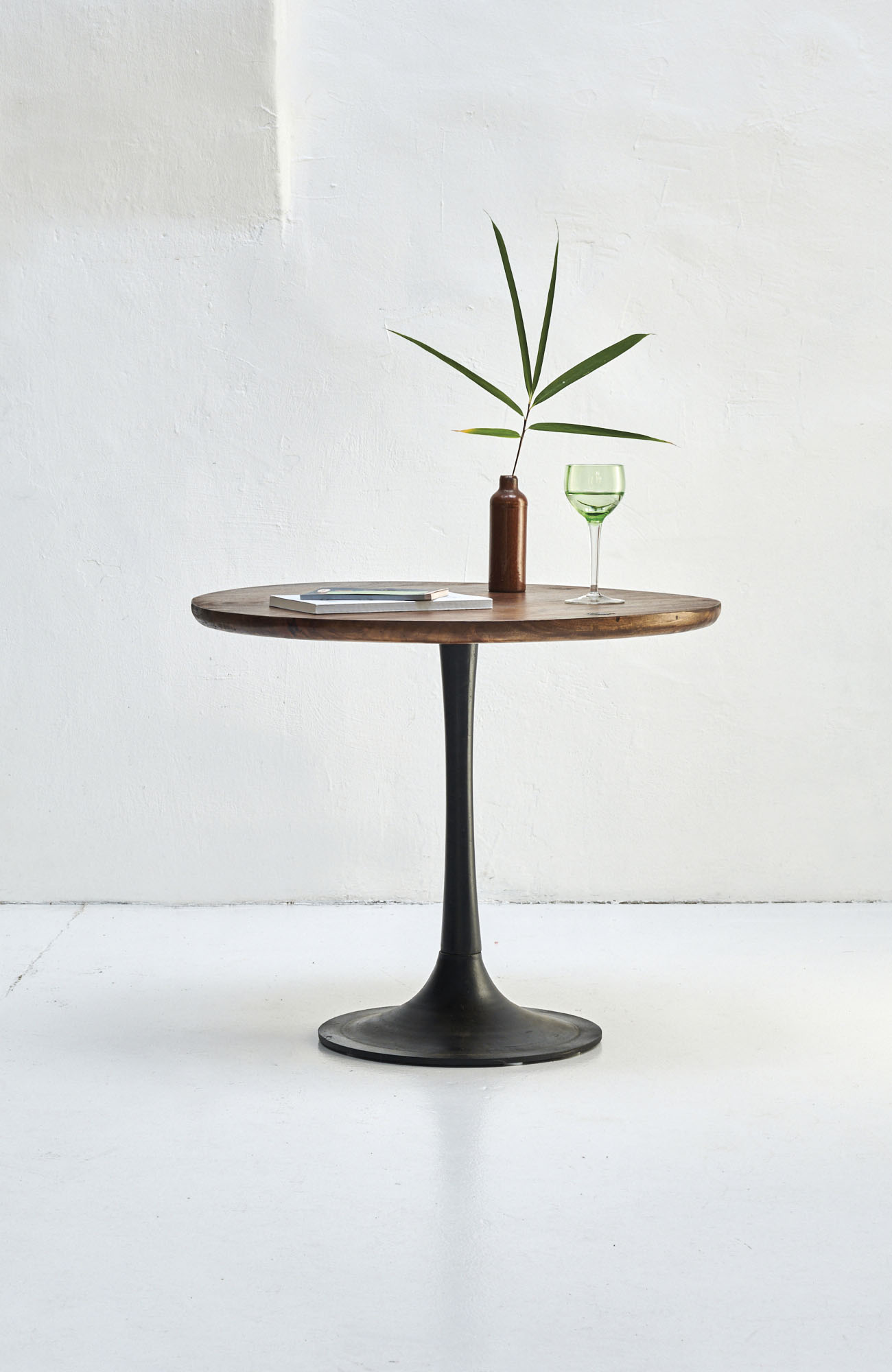 SIT Beistelltisch "Mailand aus Mango 60x60 cm mit runder Platte & Eisen-Sockel" Runde 25-mm-Mangoholzplatte mit markantem Eisen-Sockel