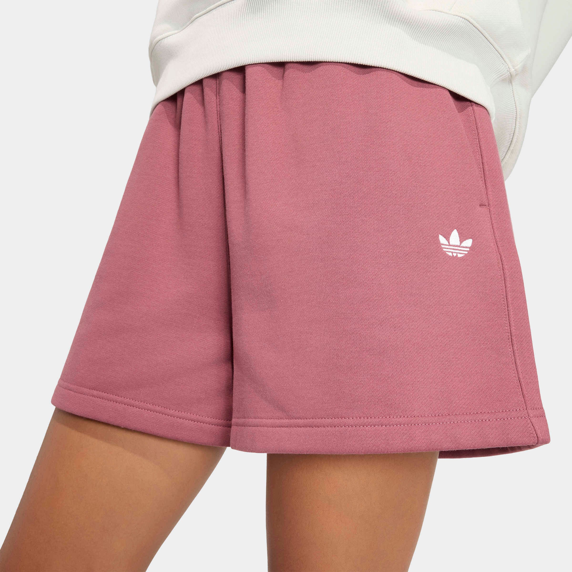 adidas Originals Shorts »ESS FL«  mit engem Schnitt, aus Baumwolle und Polyester