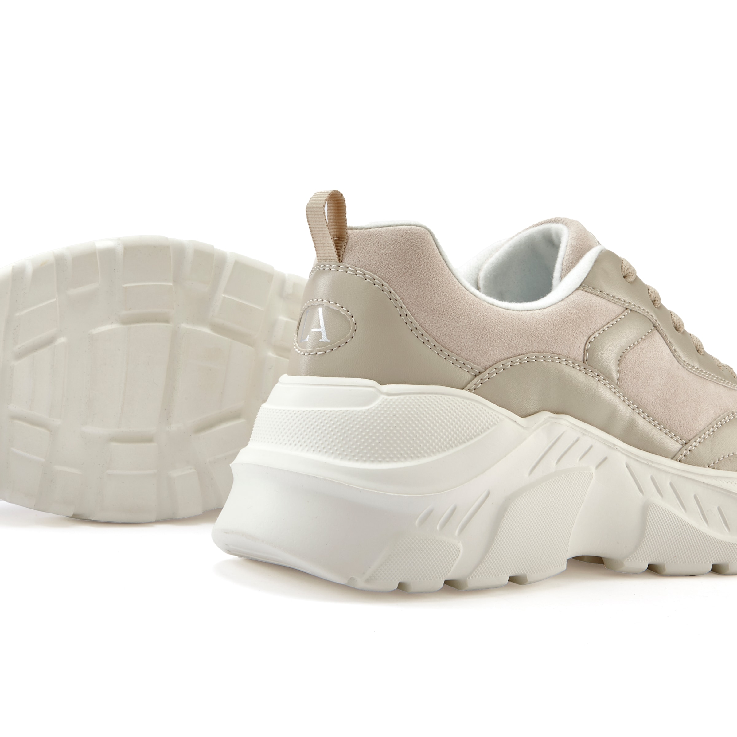 LASCANA Sneaker, Halbschuh, Sportschuh, leichte Chunky Sohle, weiche Innensohle VEGAN