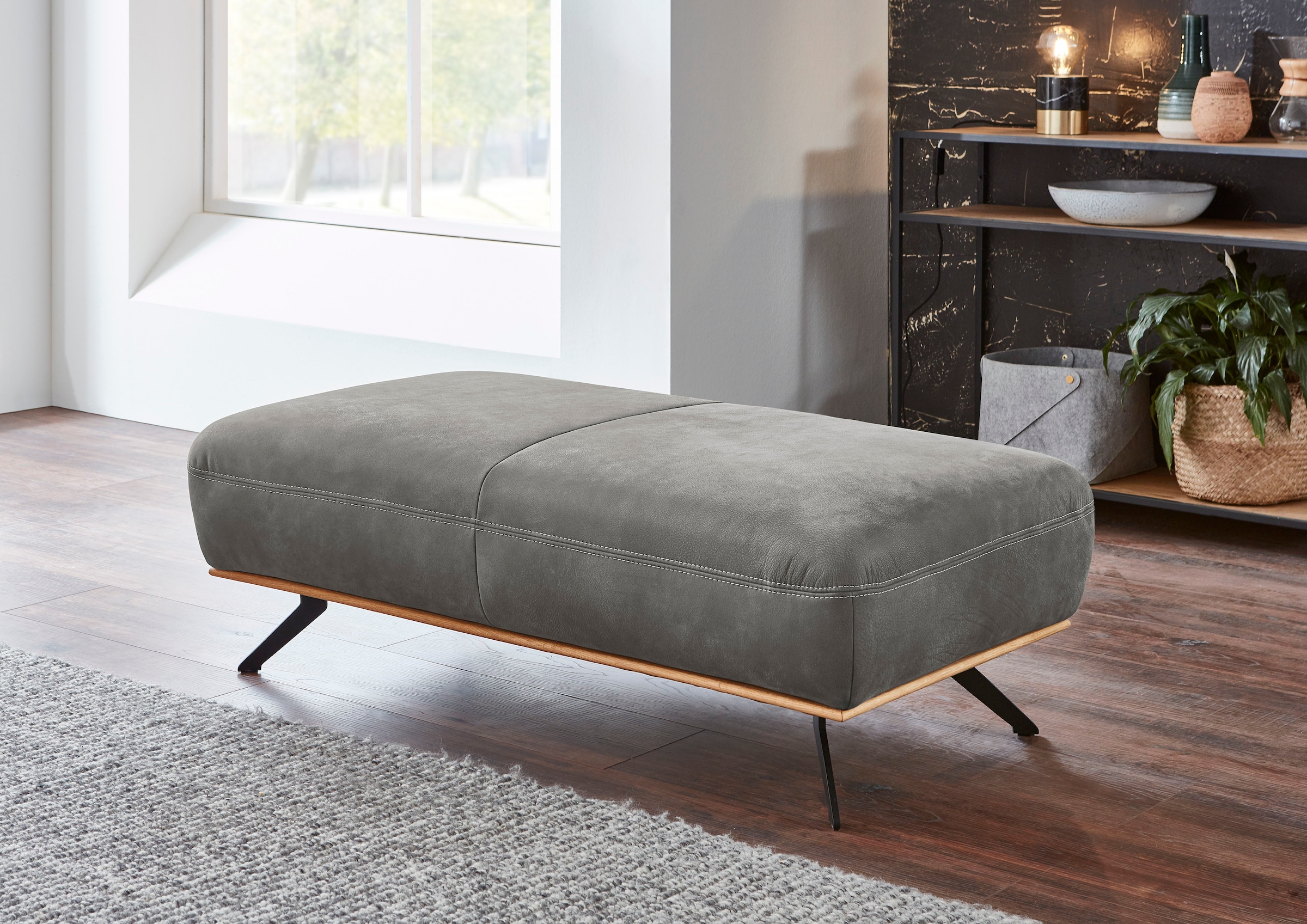 Die PlanBar Hocker »PN-EM18063 Breite 135«, hochwertige Kaltschaumpolsterung, stylische Metallfüße