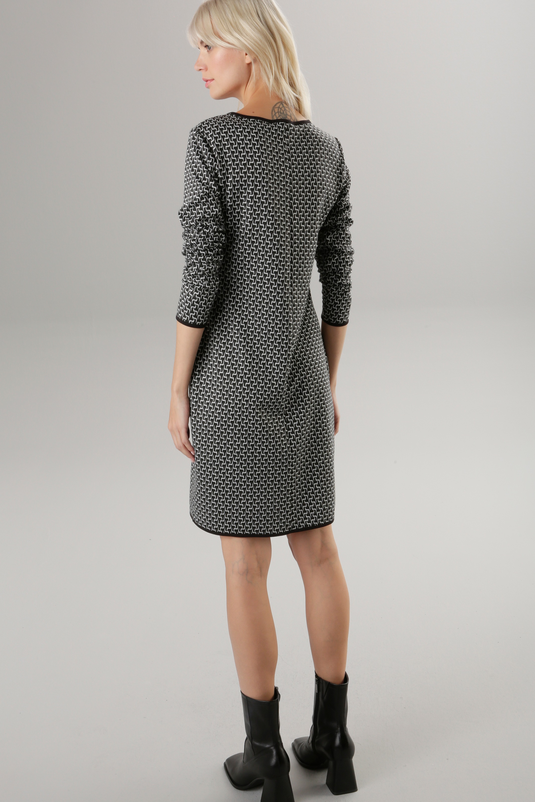 Aniston SELECTED Jerseykleid, mit Abschlüssen KOLLEKTION bestellen Allover-Muster und NEUE BAUR | - schwarzen