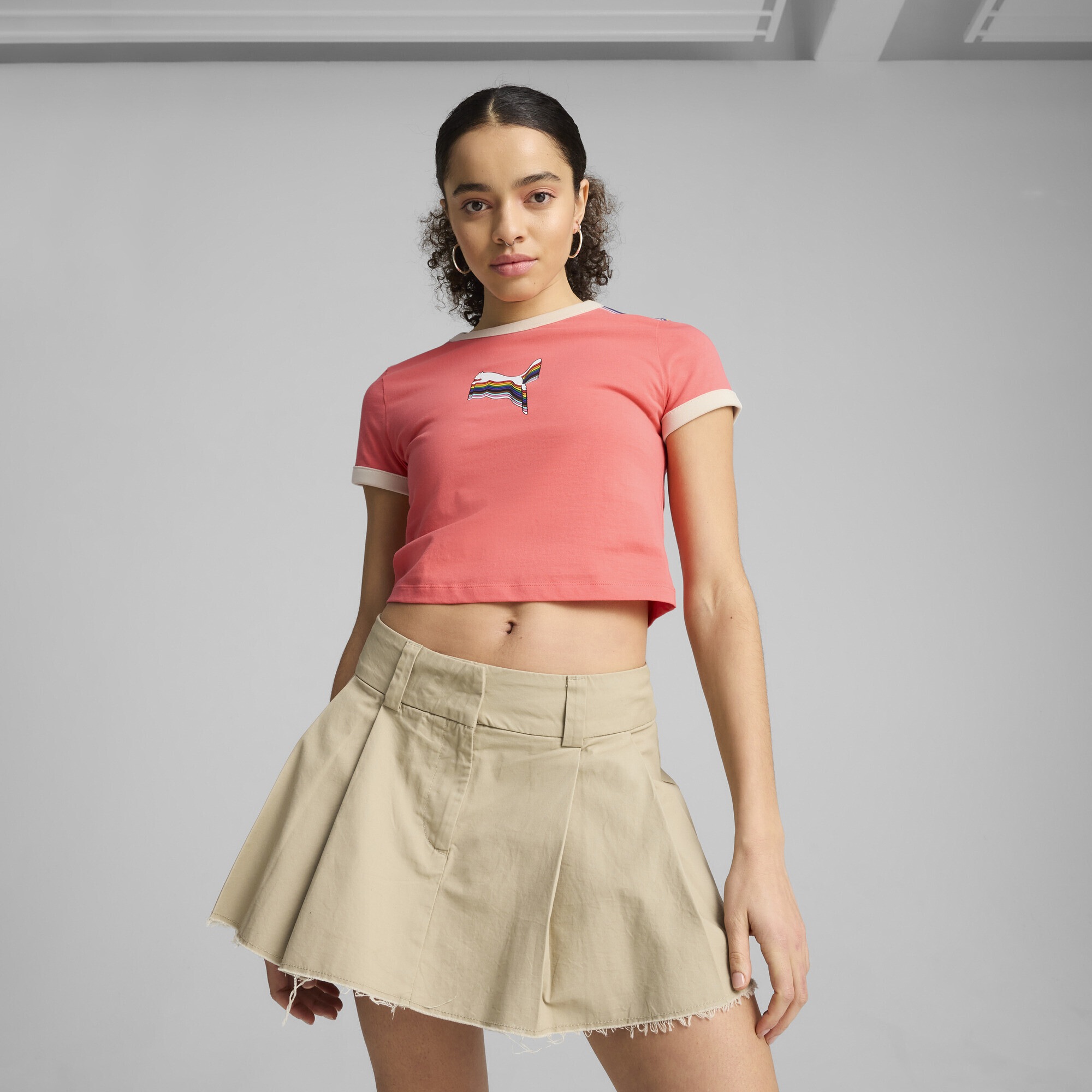 PUMA T-Shirt »EQUAL LOVE CONFEDERATION Kurzes figurbetontes T-Shirt mit Grafik«