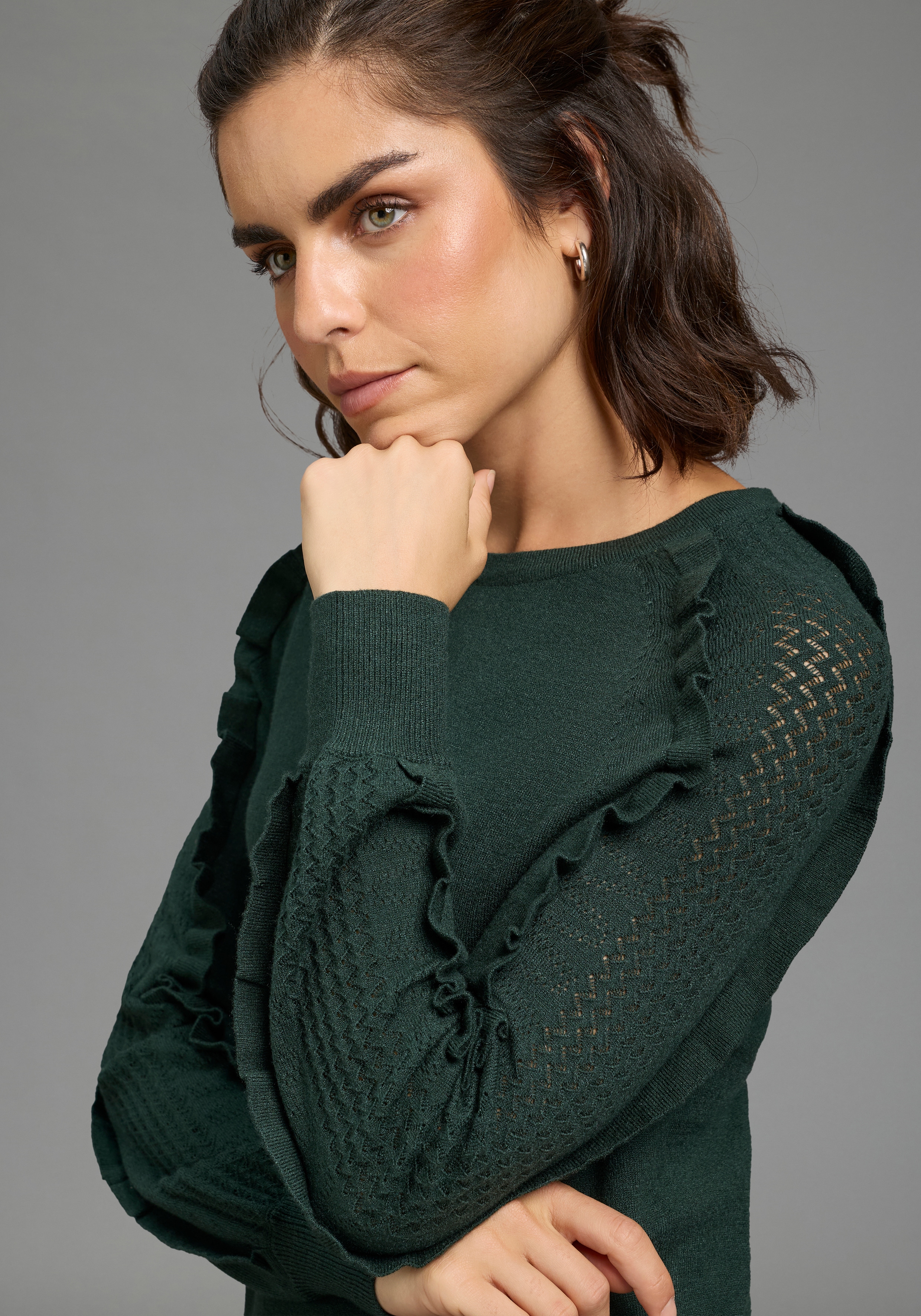 Laura Scott Strickpullover "mit femininem Ajourstrickmuster" mit figurumspielender Passform
