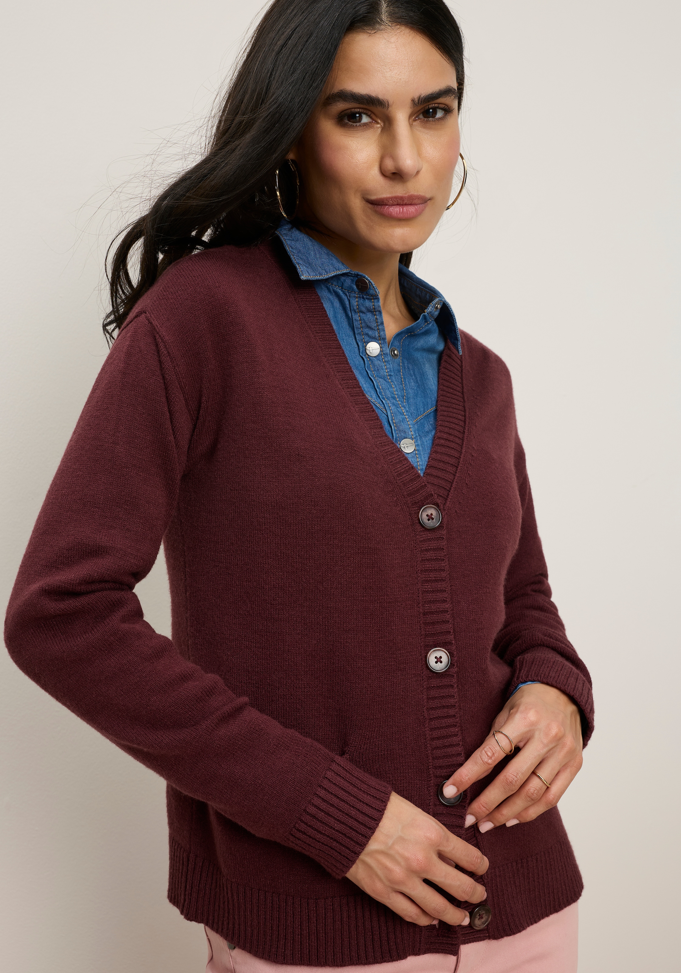 Tamaris Strickjacke »mit kurzem Schnitt, aus elastischem Strickmaterial« mit Knopfleiste