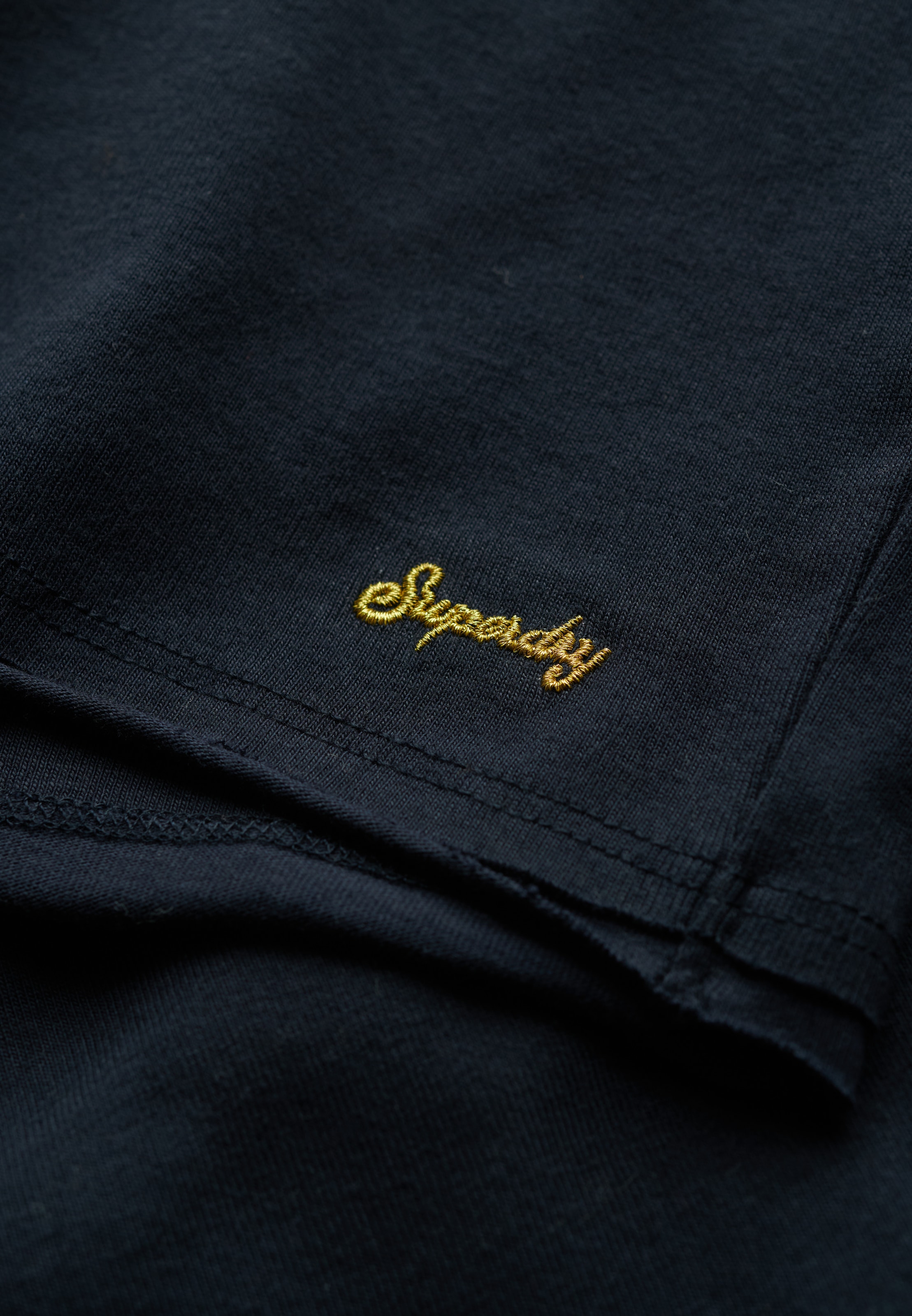 Superdry Langarmshirt »BARDOT OFF SHOULDER TOP« mit U-Boot Ausschnitt und Wellenkante am Bund, gesticktes Logo am Saum