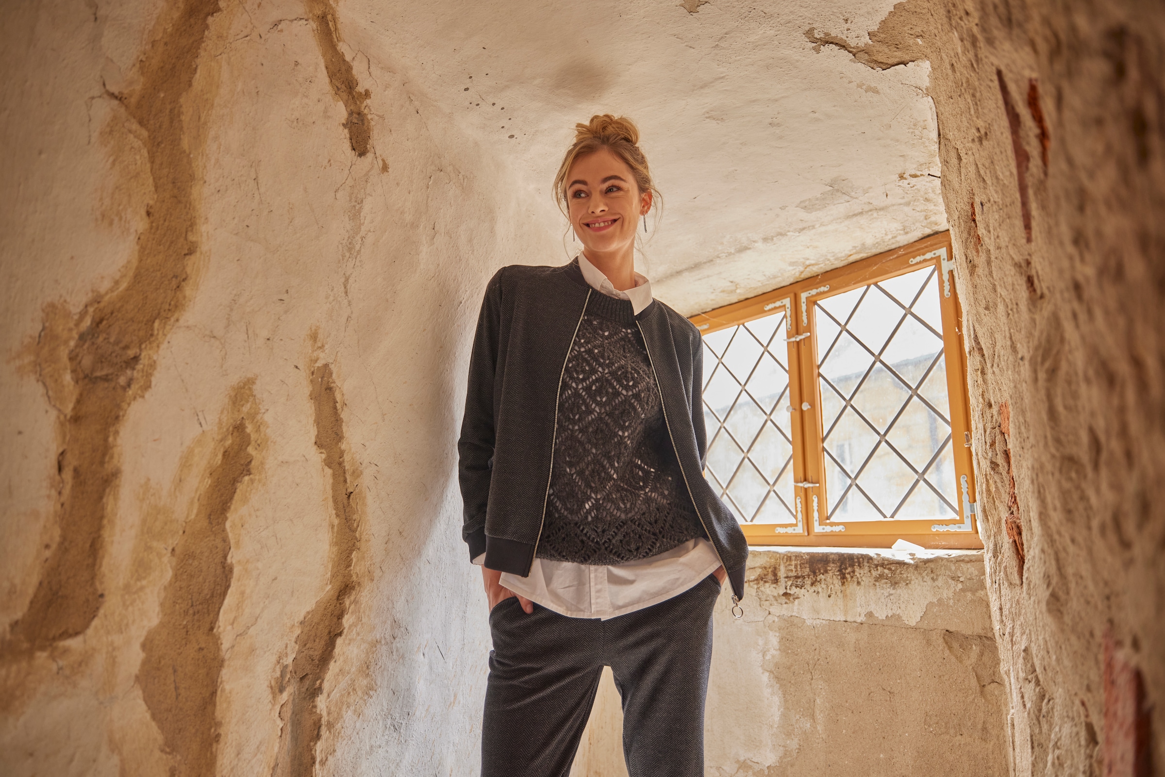 Aniston CASUAL Longbluse, mit kurzen Seitenschlitzen