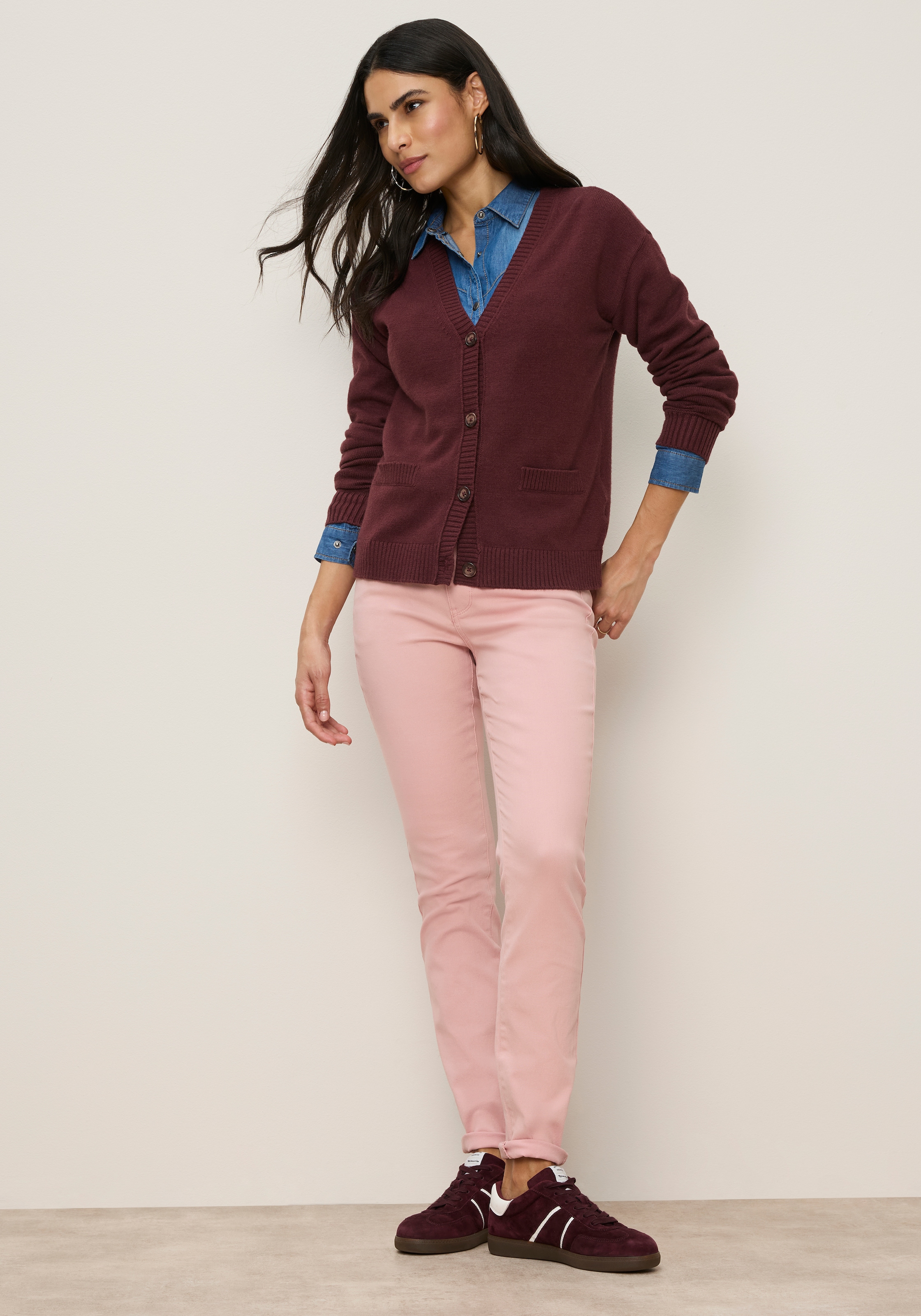 Tamaris Strickjacke »mit kurzem Schnitt, aus elastischem Strickmaterial« mit Knopfleiste