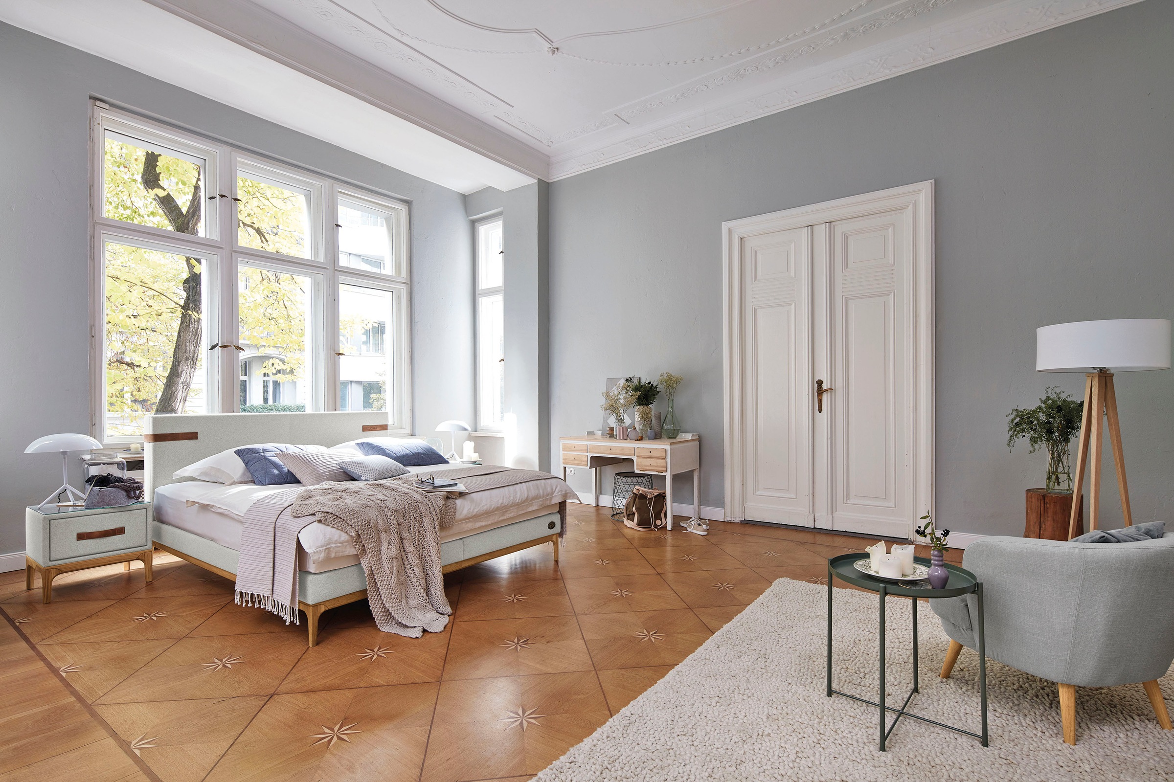 Birkenstock Boxspringbett »Iona«, mit Lederlaschen am Kopfteil, mit Holzsockel in Eiche natur