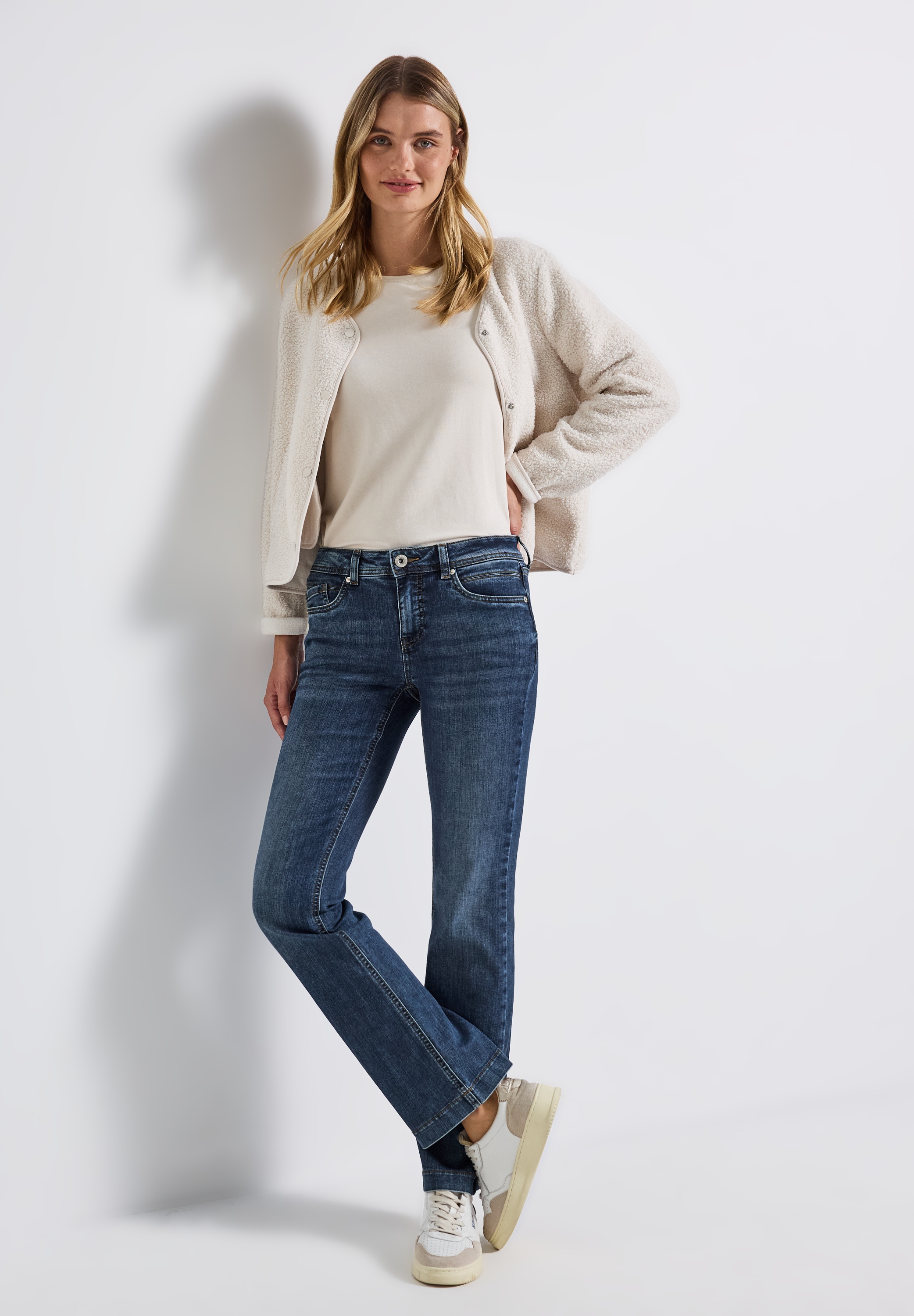 STREET ONE Bootcut-Jeans »Style Bootcut«, in einer Slim Fit Passform und mit Stretch