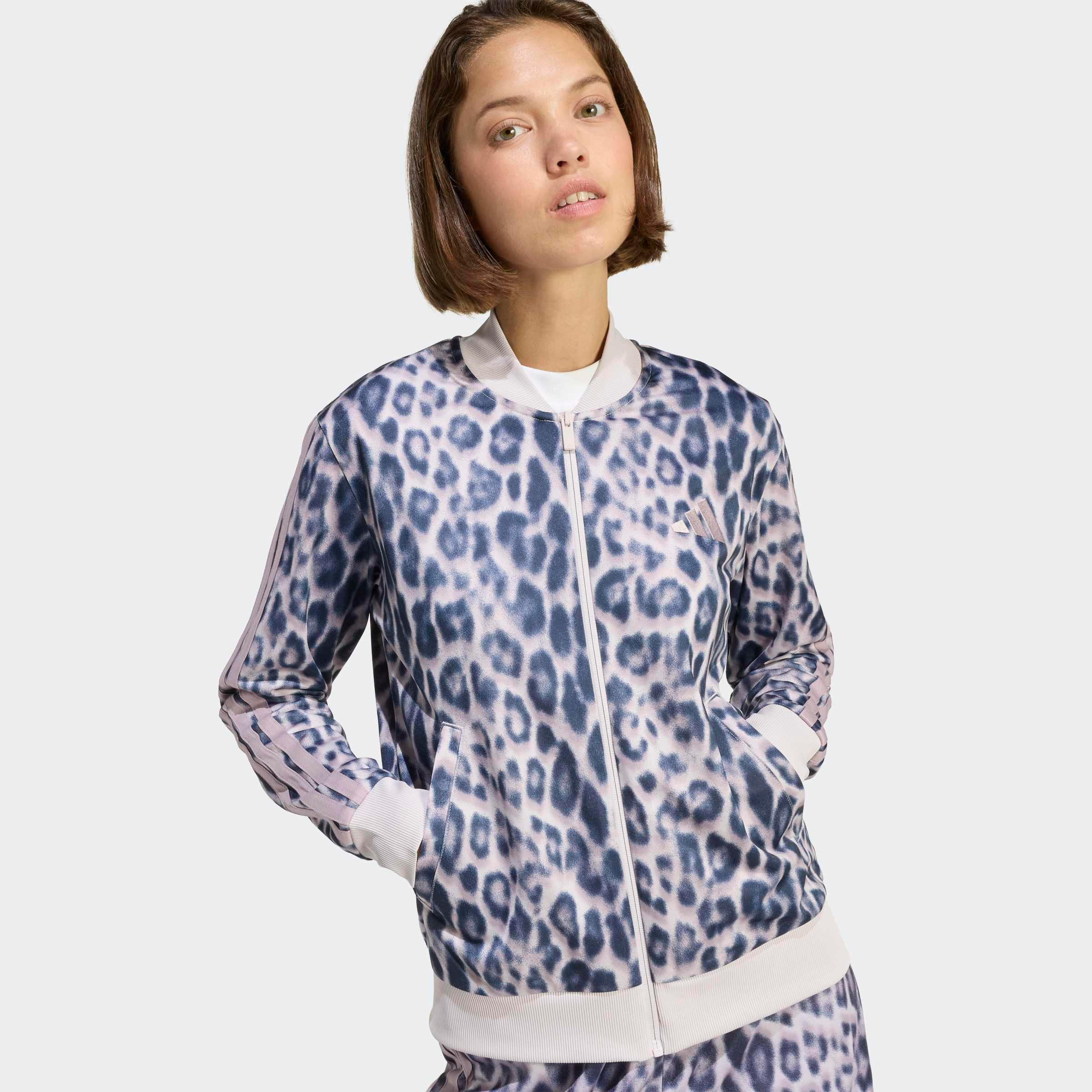 adidas Sportswear Trainingsanzug »ESSENTIALS 3-STREIFEN ANIMAL AOP« 2 tlg. mit durchgehendem Reißverschluss, mit Stehkragen, mit Allover-Print