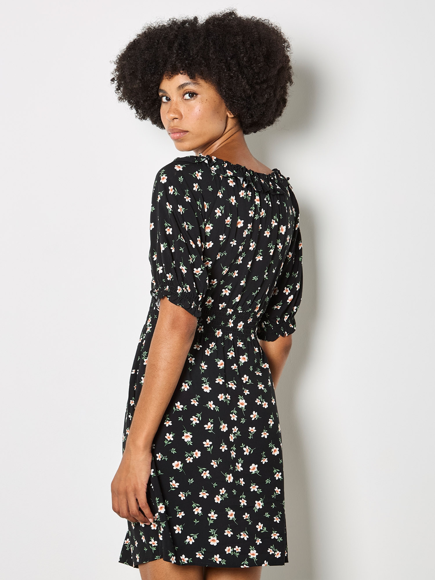 Apricot Minikleid »Mini-Kleid im Milchmädchen-Stil« mit Blumenrüschen