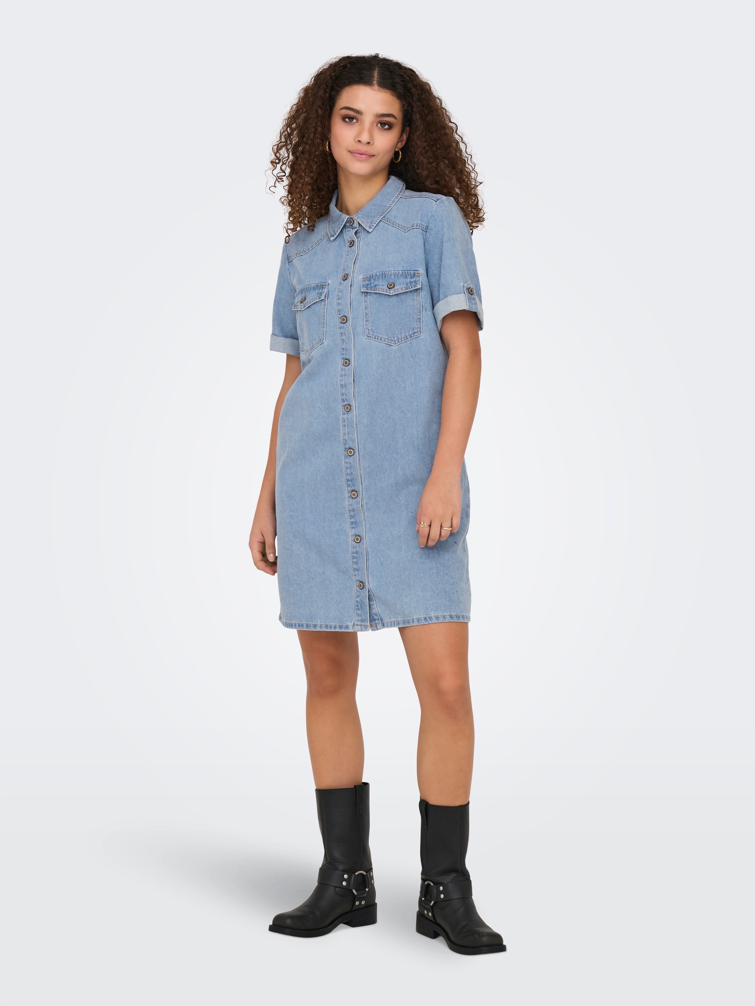 ONLY Jeanskleid "ONLLISA – Denimkleid mit Knopfleiste und Brusttaschen" Brusttaschen Baumwollmischung
