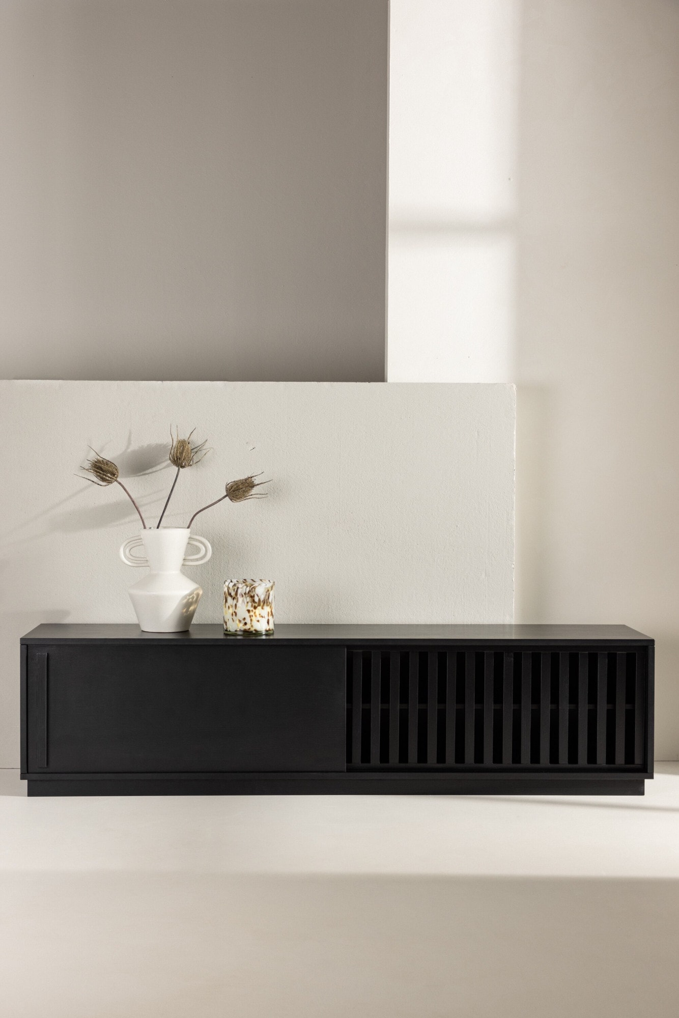 Venture Home TV-Bank "Lugo, TV-Bank, Skandinavisch, Breite 180 cm" TV-Möbel, Lackierung, dunkel, wohnlich, stilvoll, einladend