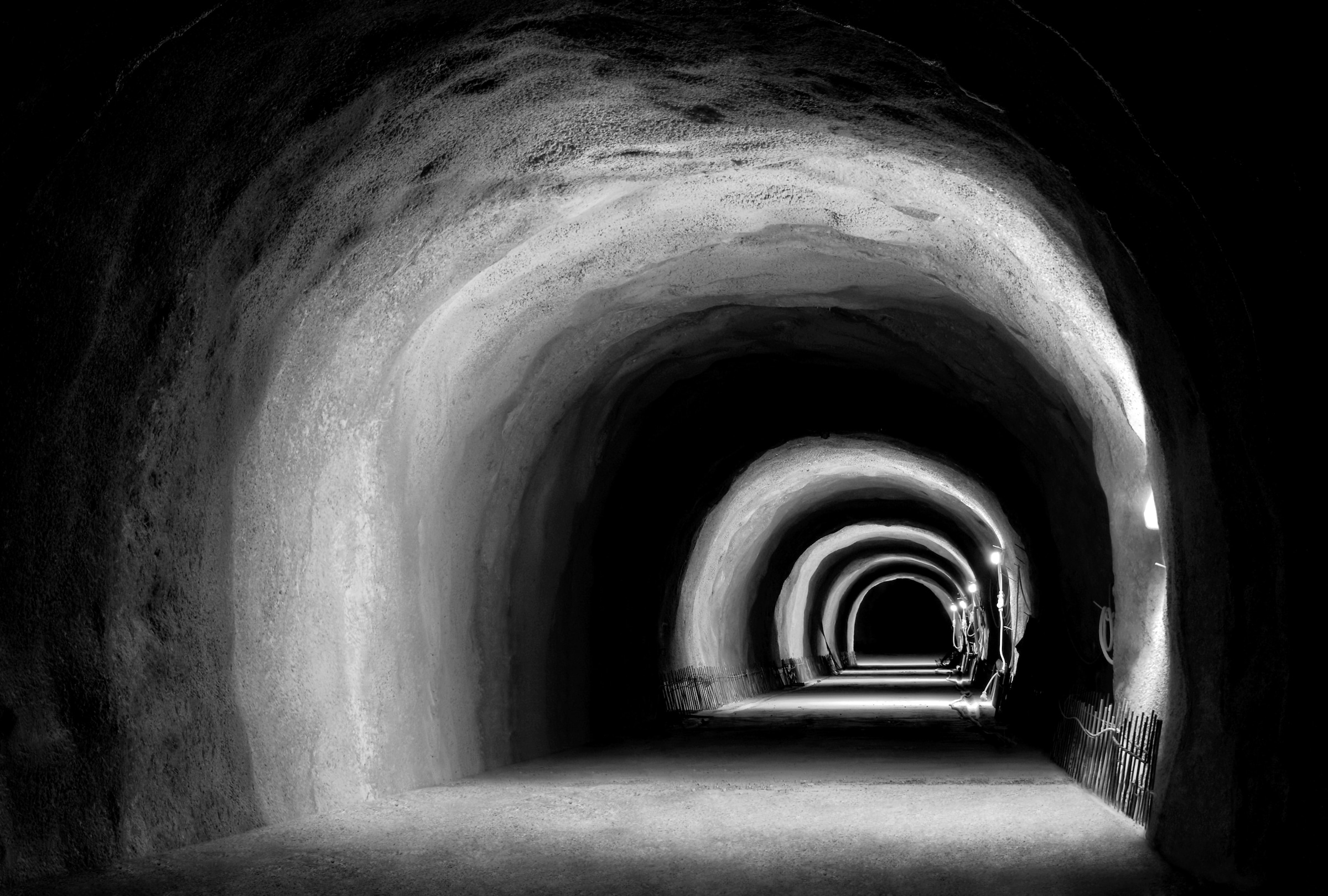 Papermoon Fototapete "Tunnel Schwarz & Weiß"