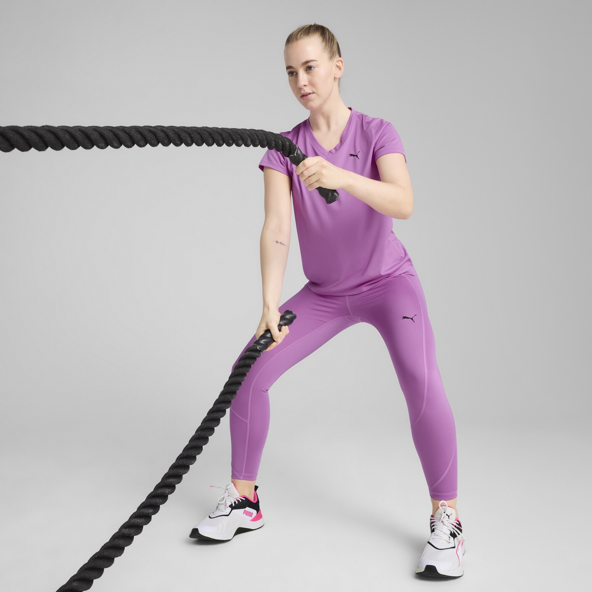 PUMA Trainingsshirt »TAD ESSENTIALS T-Shirt mit V-Ausschnitt Damen«