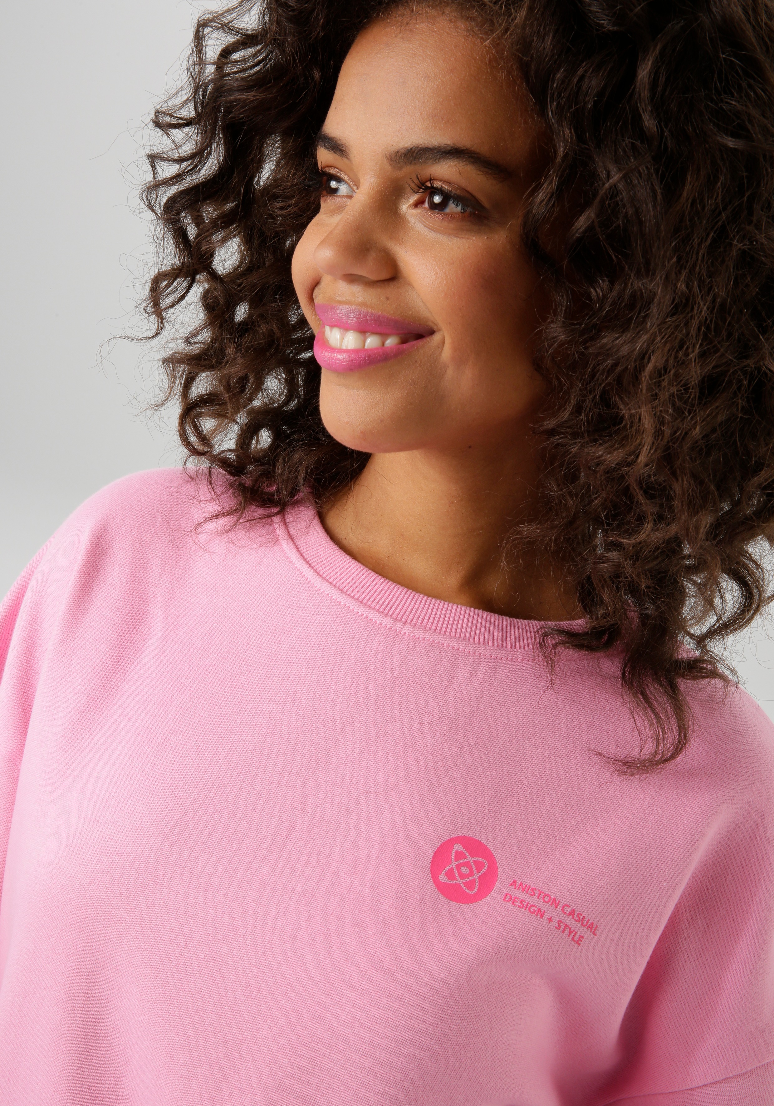 Thumbnail - Aniston CASUAL Sweatshirt, hinten mit Applikationen, Stickerei und Schriftzügen