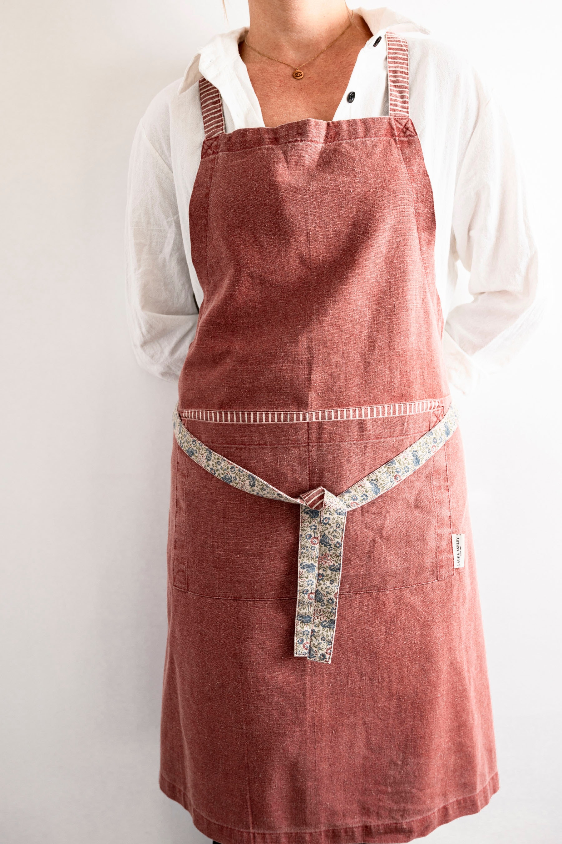 LAURA ASHLEY Kochschürze »Daniela, (1 Fronttasche kaufen | und unifarbig, und kombiniert Blumen«, Nackenband BAUR Streifen tlg.), mit verstellbarem mit