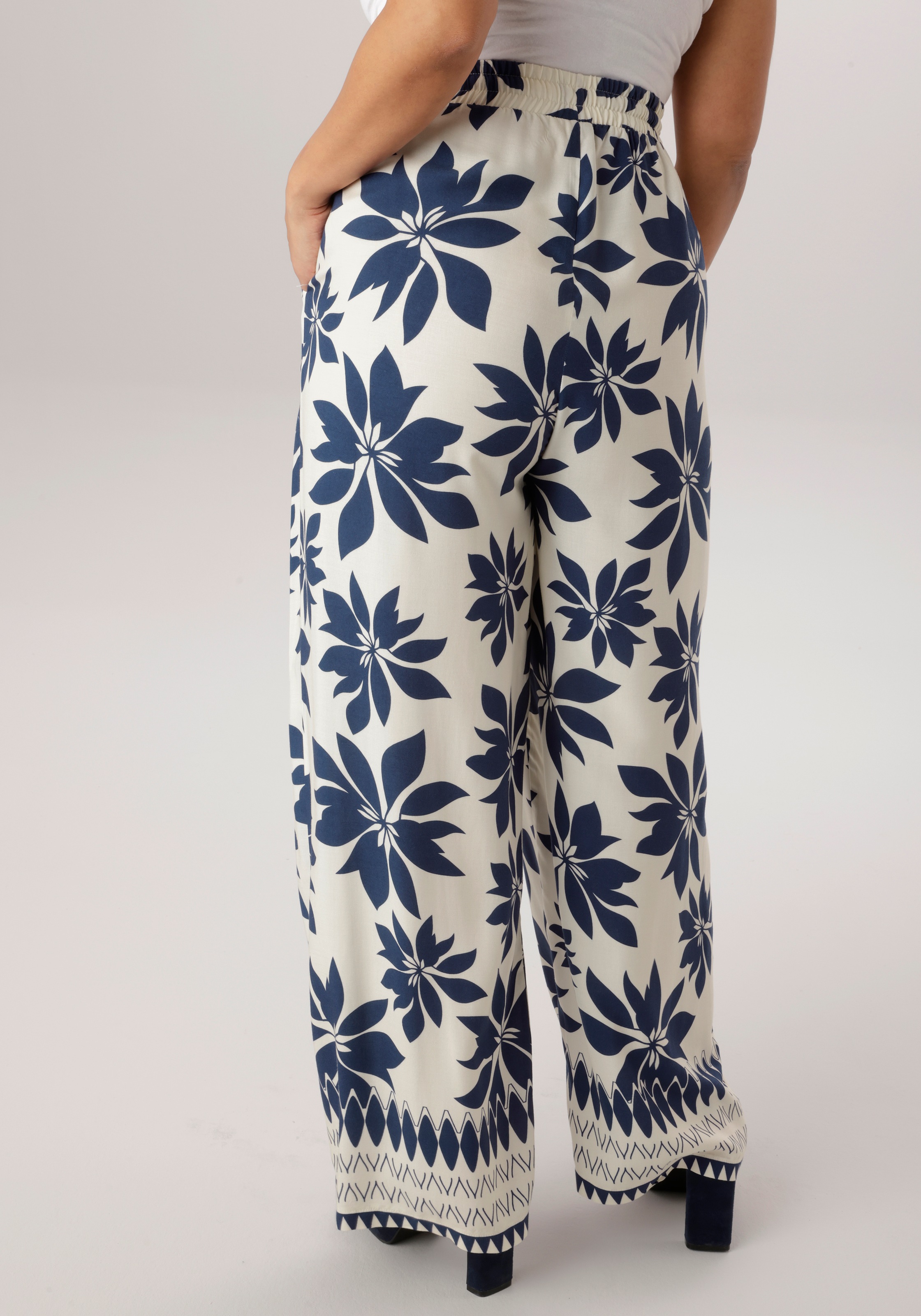 Thumbnail - Aniston PLUS Schlupfhose mit großflächigen Blättern bedruckt - NEUE KOLLEKTION