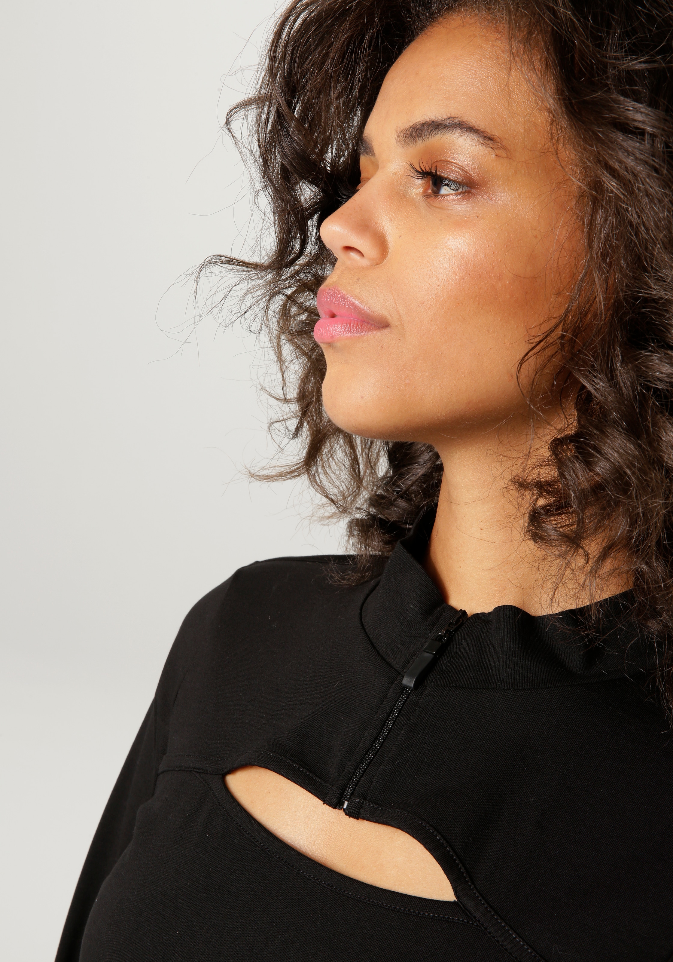 Aniston CASUAL Langarmshirt, mit raffiniertem Cut-out