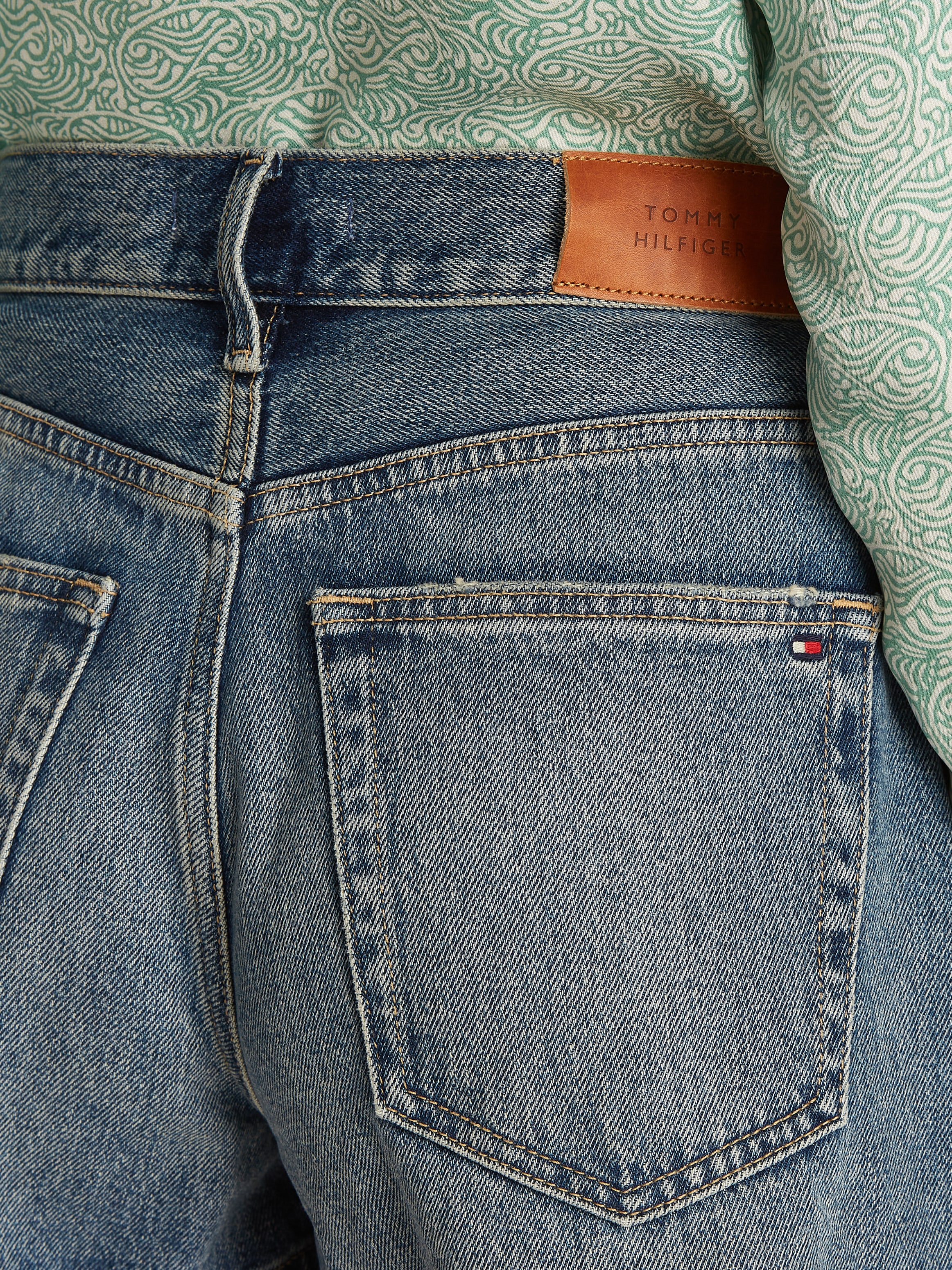 Tommy Hilfiger Shorts »DNM MINI FLARE SHORT HW SELI«, mit ausgestellter Beinform