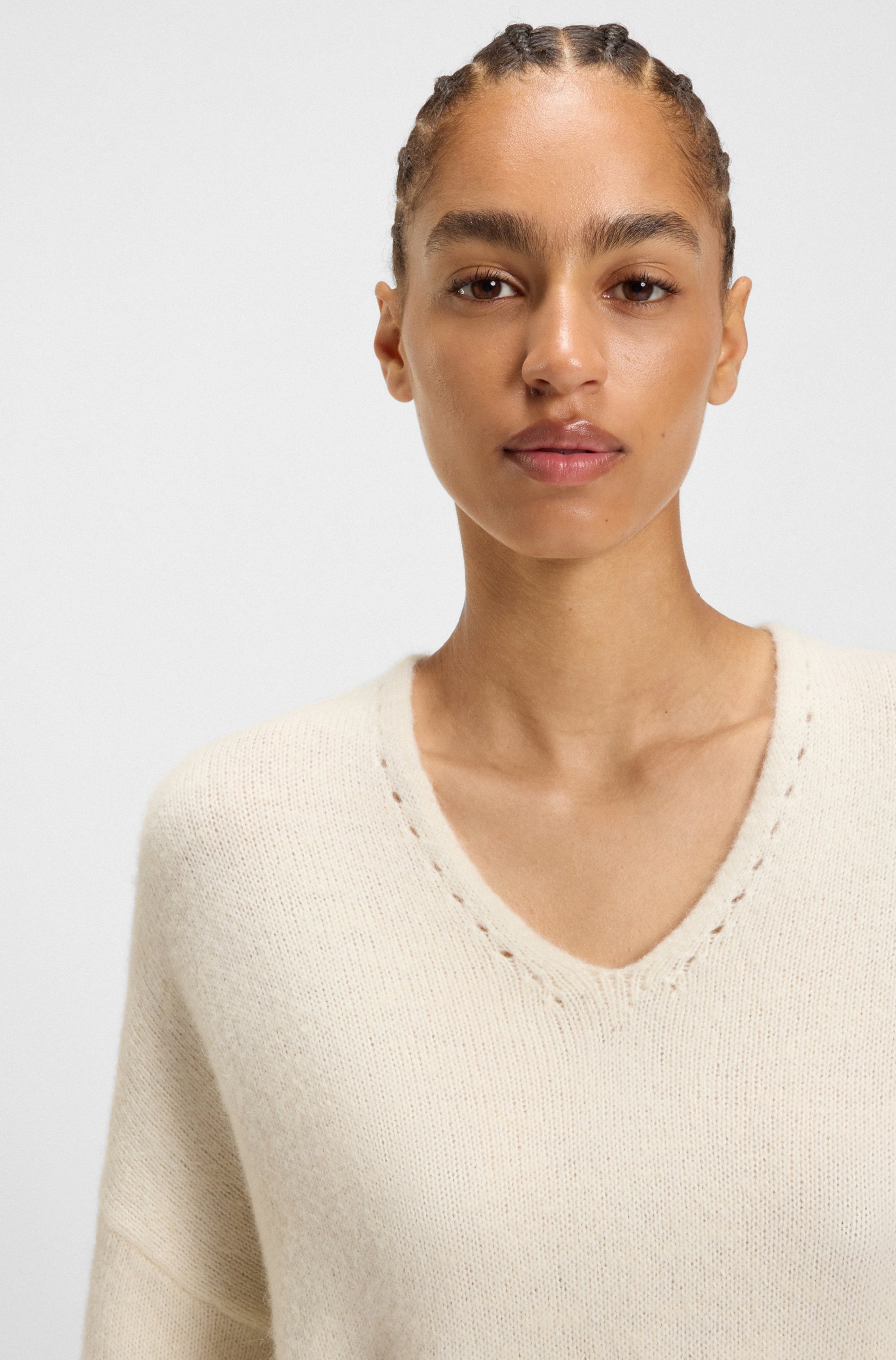 BOSS ORANGE Strickpullover »Fondyssa Premium Damenmode«, im Relaxed Fit, V-Ausschnitt