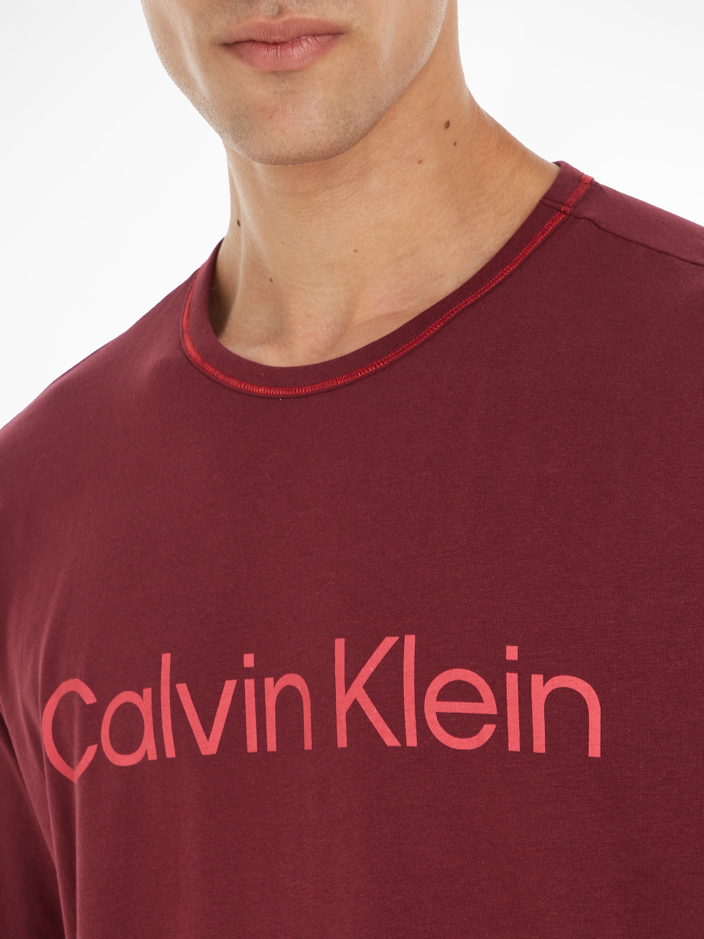 Calvin Klein T-Shirt »S/S CREW | der mit auf bestellen NECK«, Brust BAUR Logodruck ▷