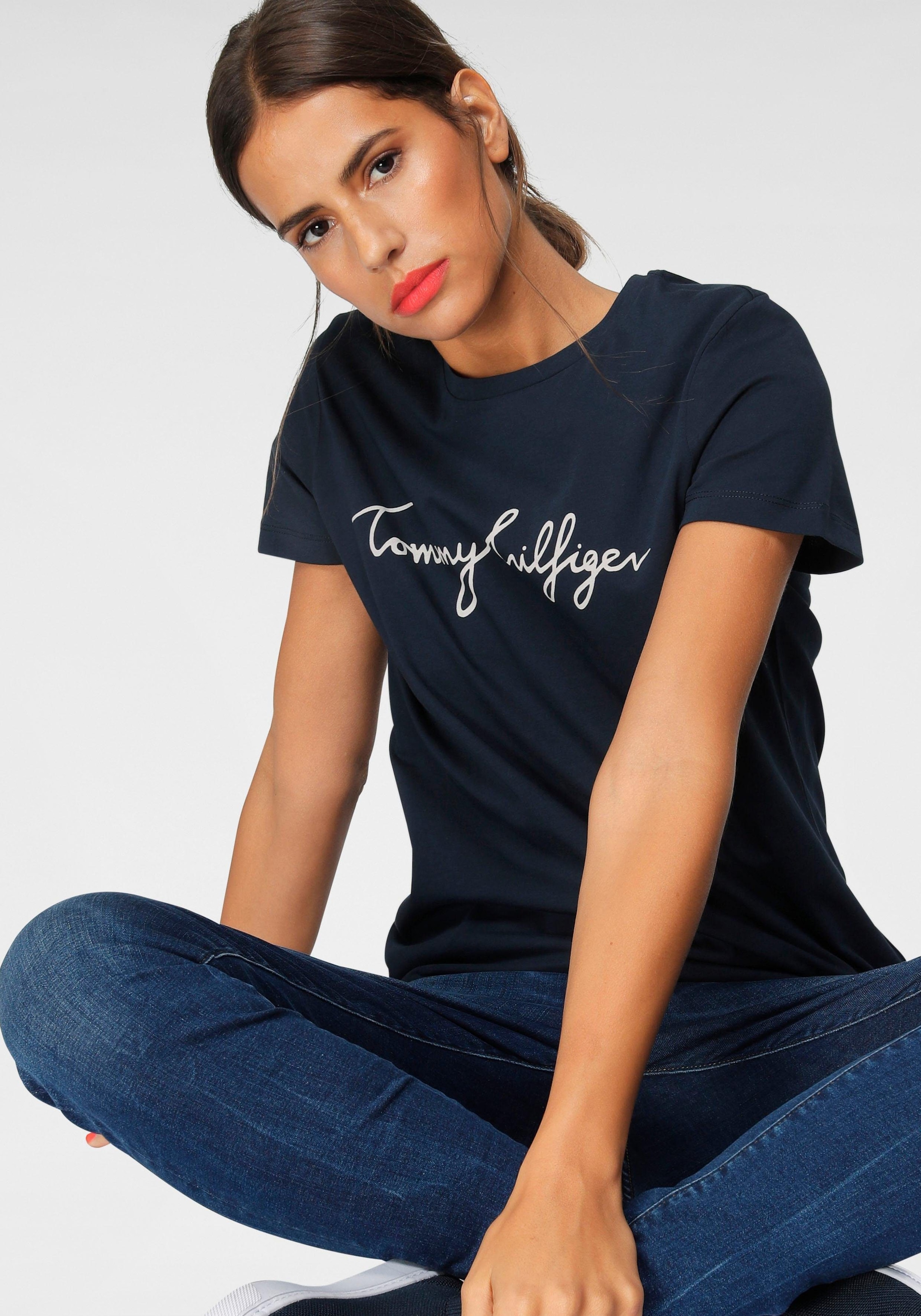 Tommy Hilfiger T-Shirt »HERITAGE CREW NECK GRAPHIC TEE«, mit Tommy Hilfiger Script Logo-Schriftzug & Logo-Flag am Saum