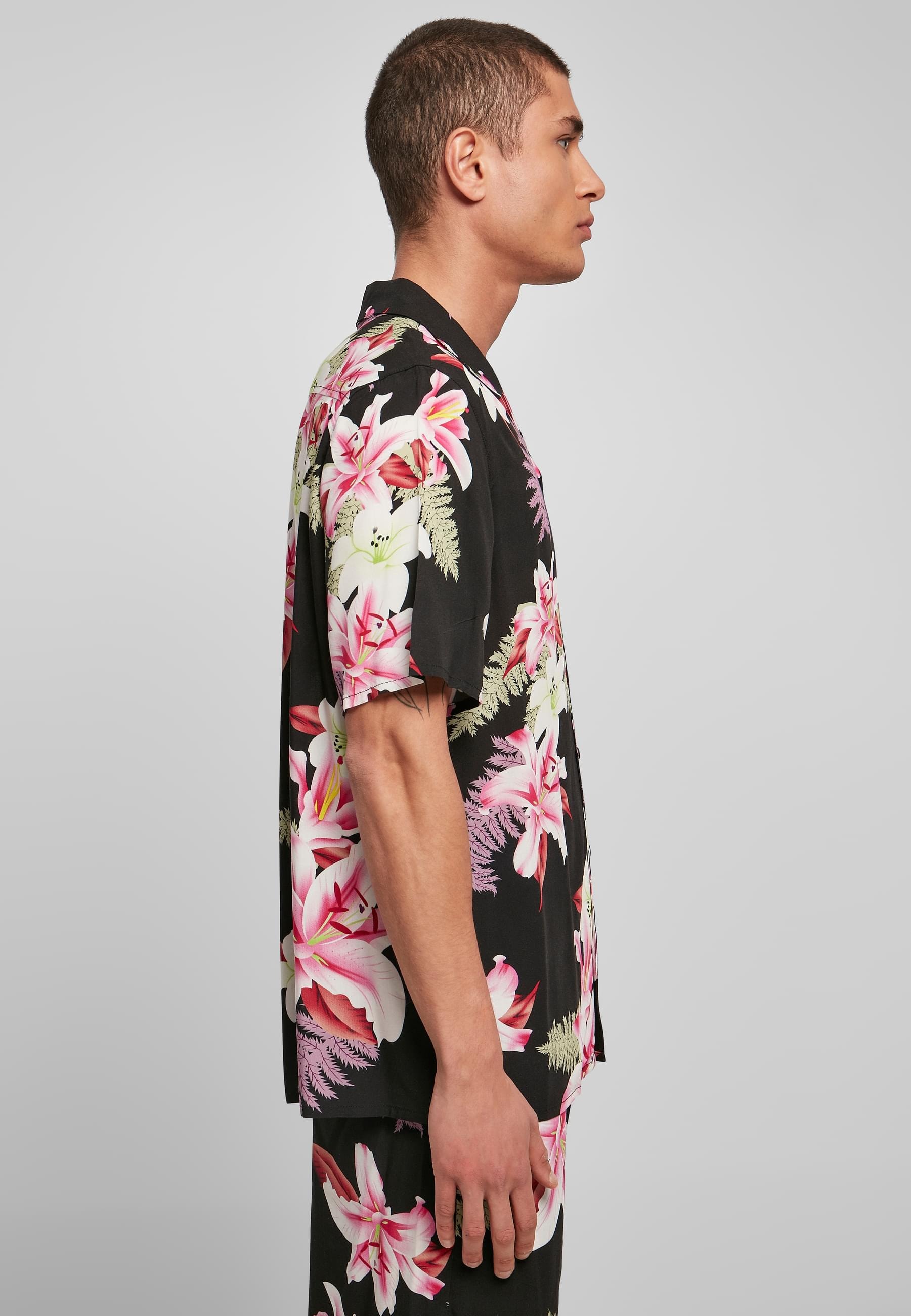 URBAN CLASSICS Kurzarmhemd »Urban Classics Herren Viscose AOP Resort Shirt«, (1 tlg.)