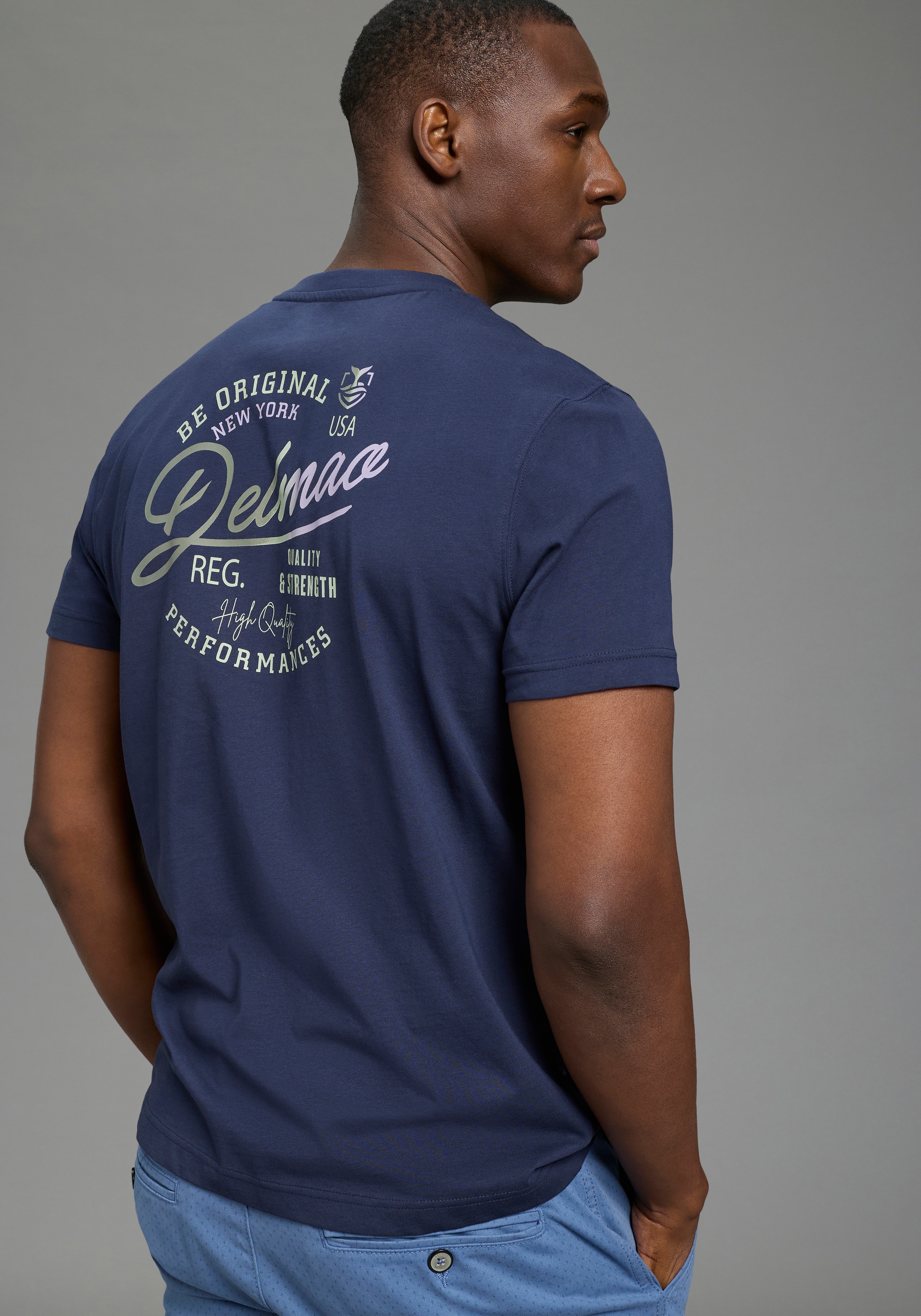 DELMAO Rundhalsshirt "Neue Kollektion" casual Stil, Kurzarm, normale Passform, mit Print-Applikation