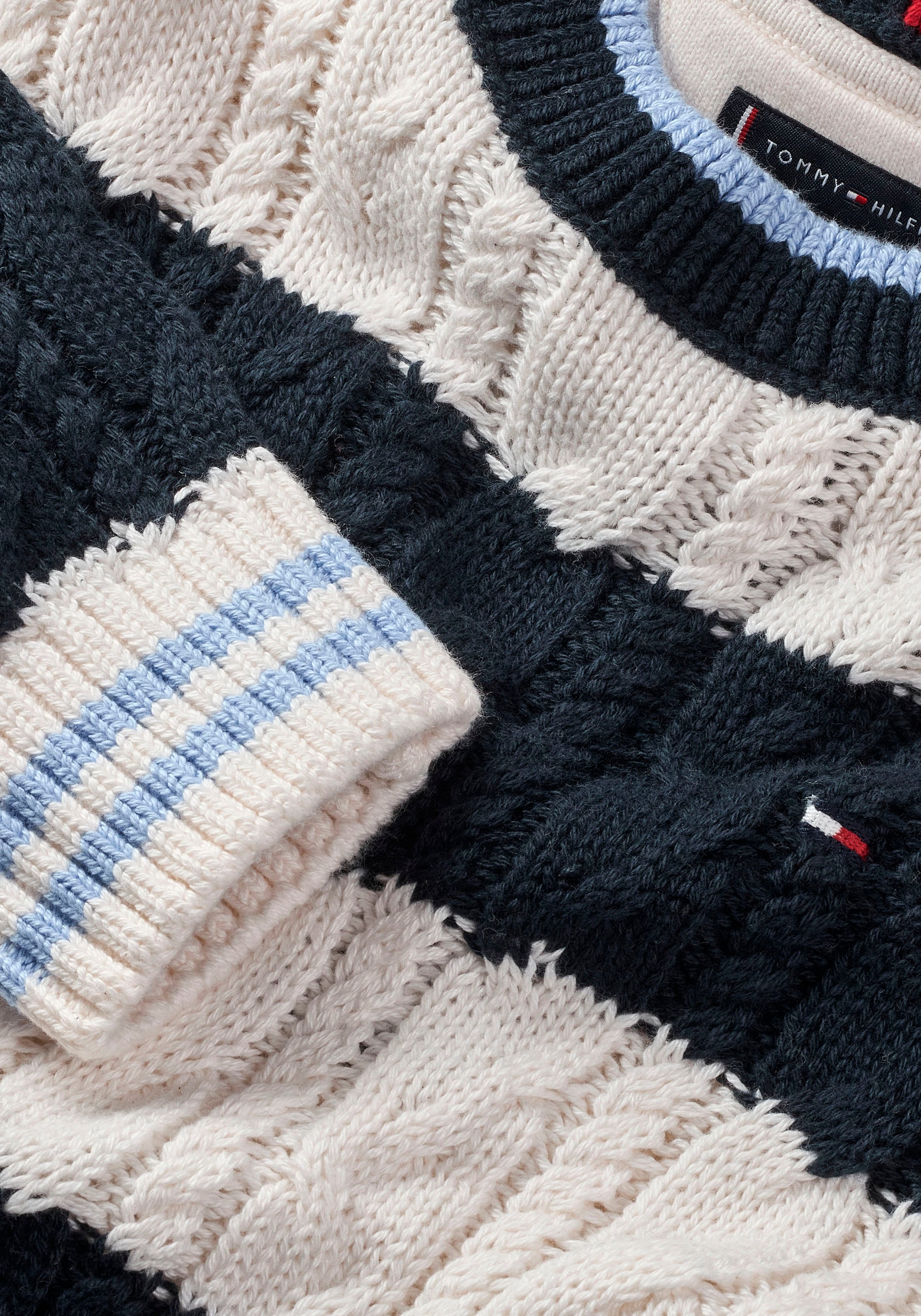 Tommy Hilfiger Strickpullover »COLORBLOCK CABLE REGULAR SWEATER«, Kinder bis 16 Jahre mit Logostickerei