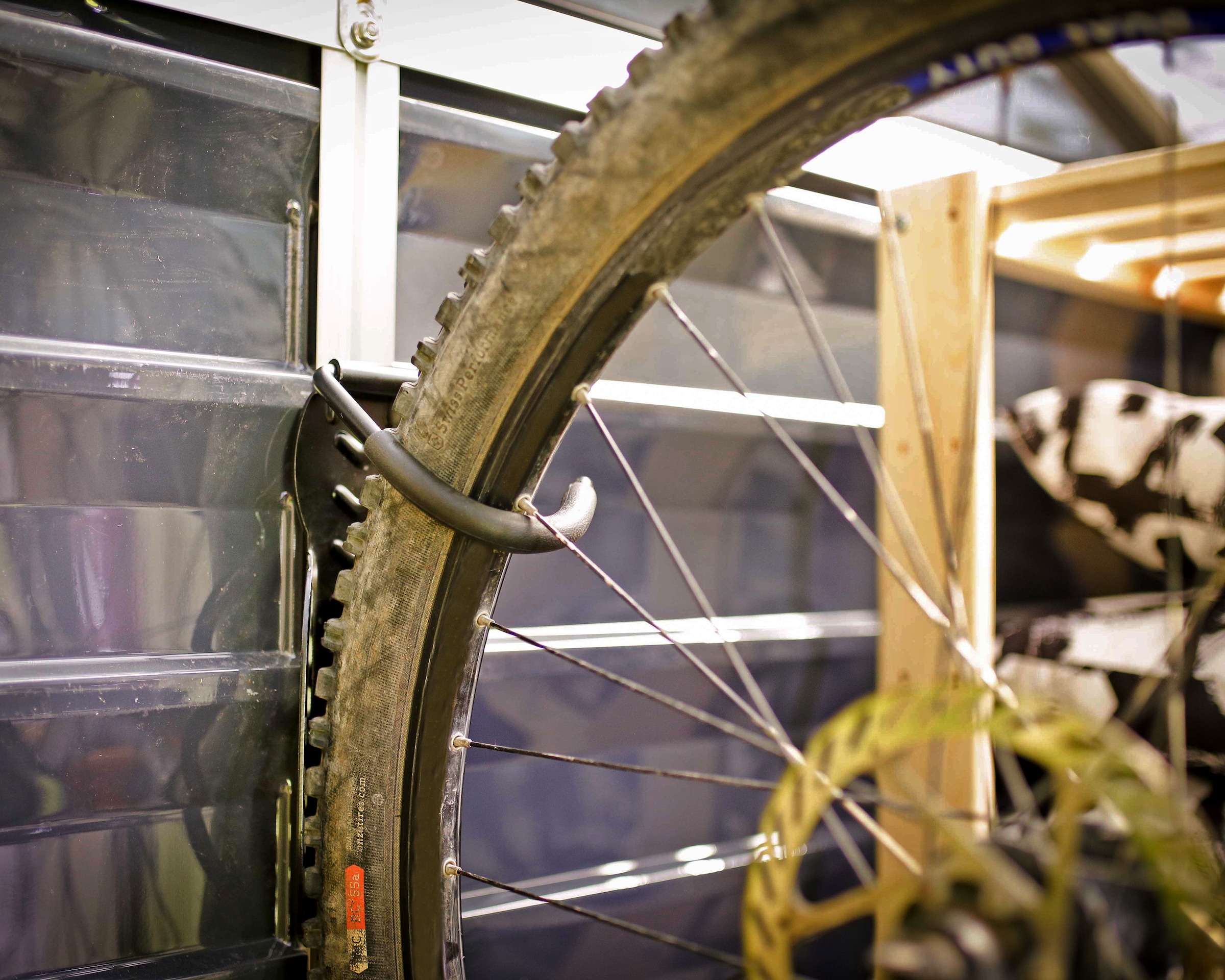 Palram - Canopia Fahrradwandhalterung, vertikaler Fahrradaufhänger für Gerätehäuser
