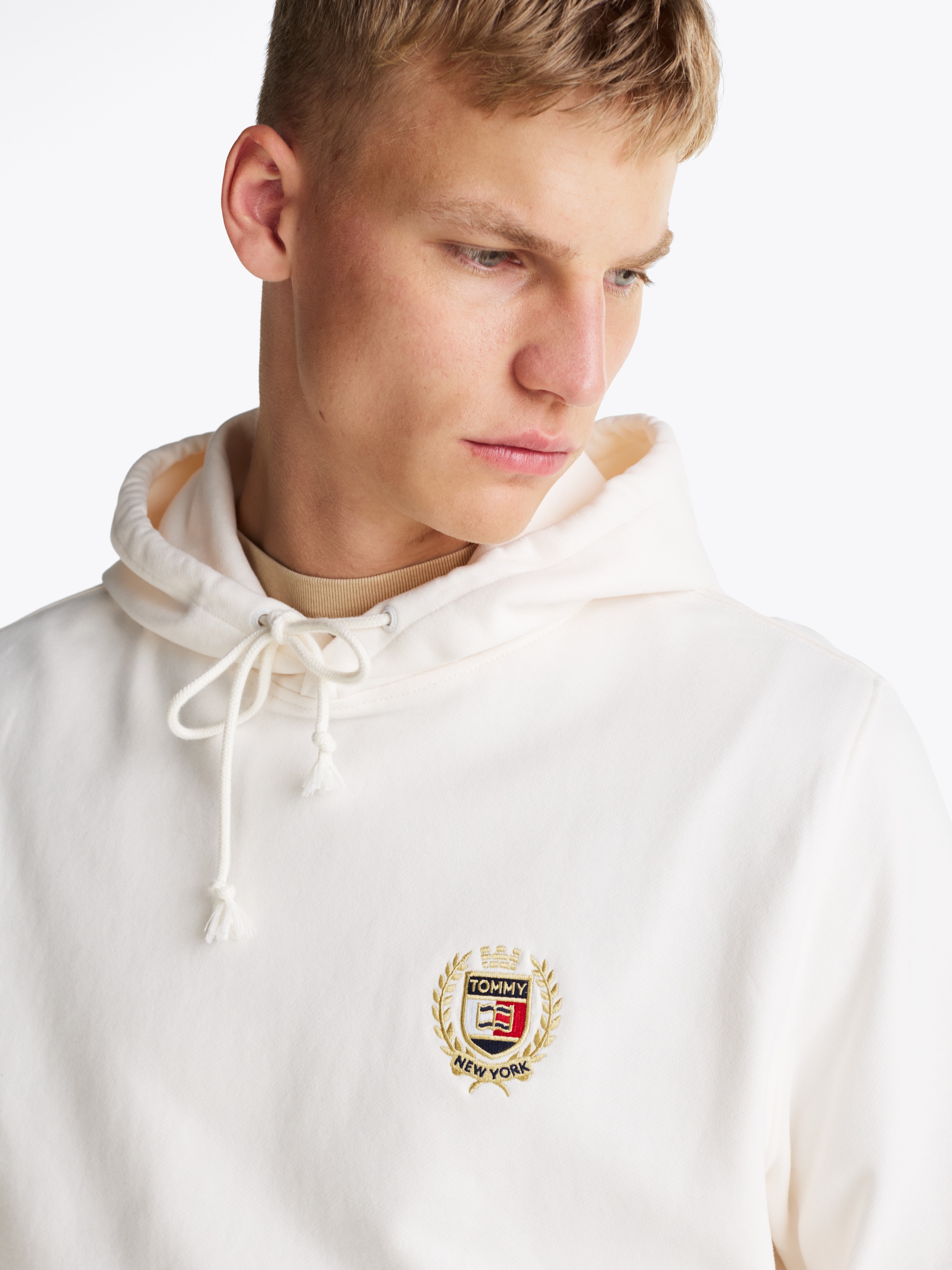 Tommy Jeans Sweatshirt "TJM REG TJ FLAG CREST HOOD EXT", besticktes Markenl günstig online kaufen