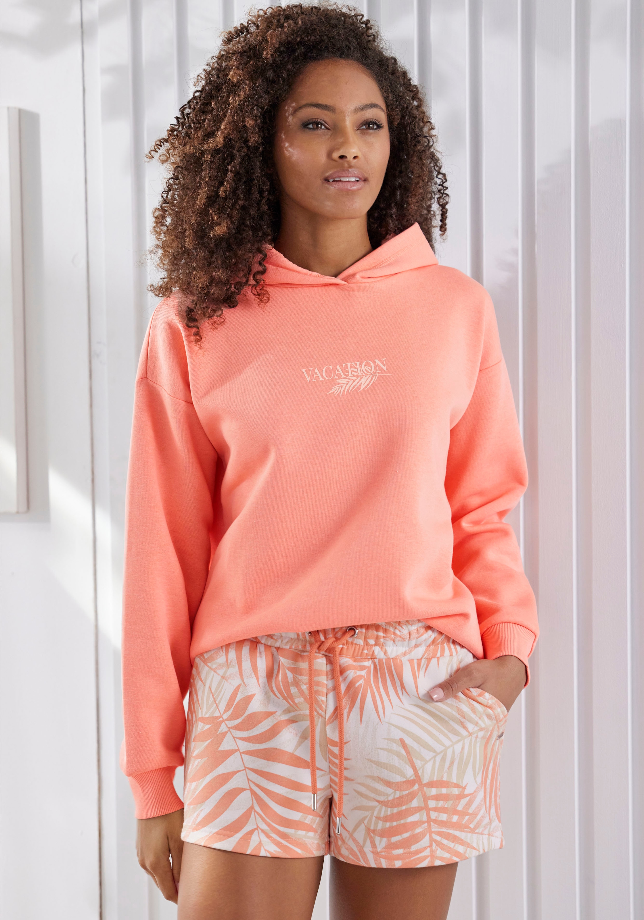 LASCANA Sweatshorts, Loungeshorts im schönen Allover-Blätterdruck, Loungewear