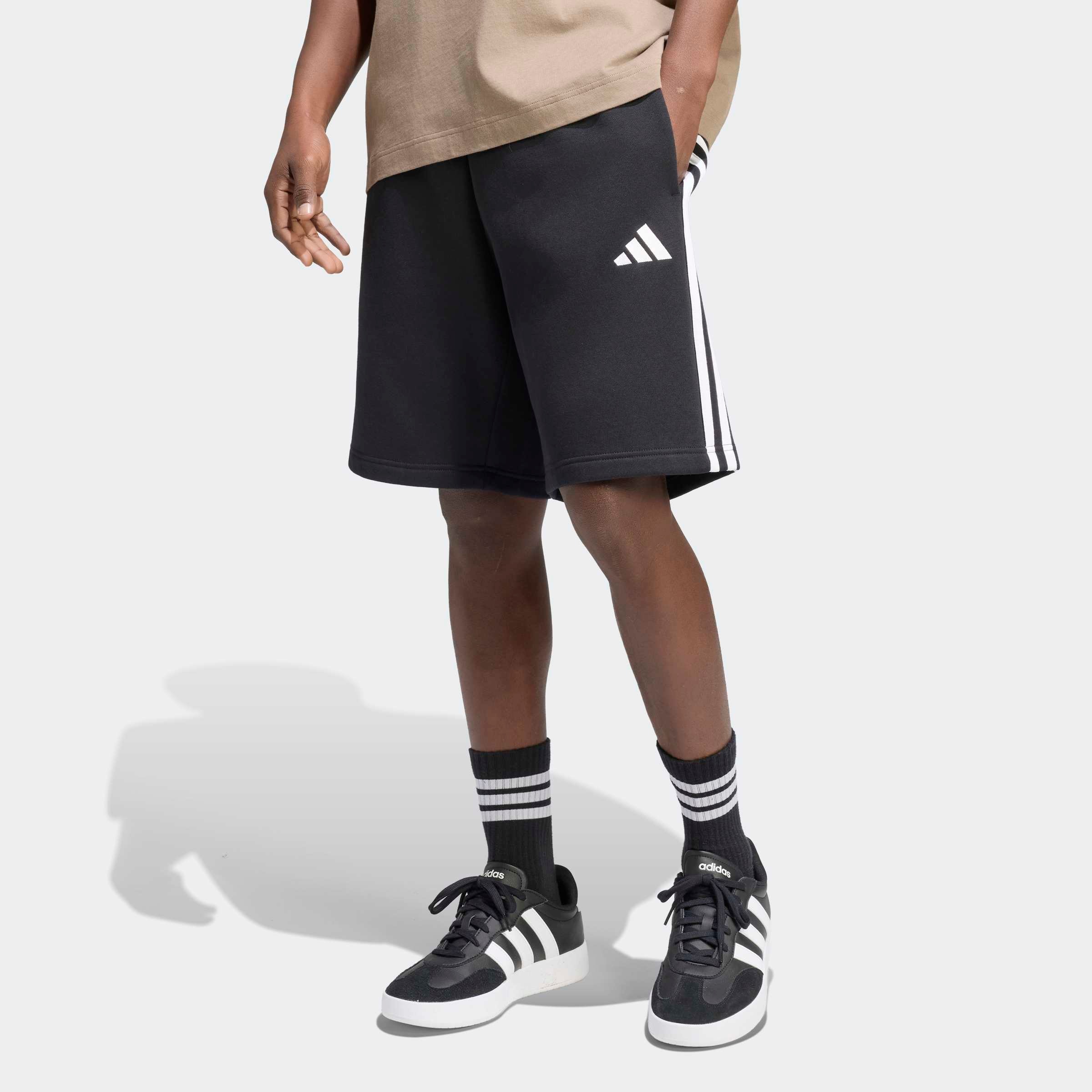 adidas Sportswear Shorts "ESSENTIALS 3-STREIFEN FLEECE" sportliche Shorts, für aktive Freizeit, aus Baumwolle und Polyester