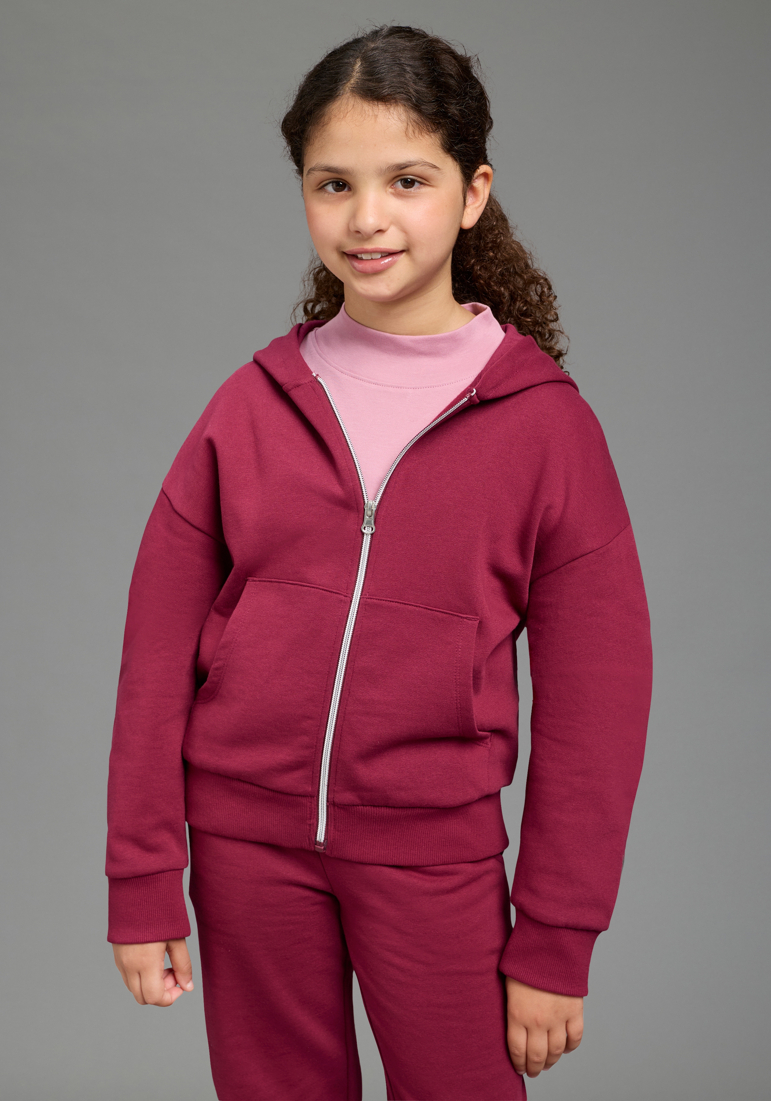 KIDSWORLD Kapuzensweatjacke "Lässige Sweatjacke mit kleinem Herz-Stickerei am Ärmel" Must-Have Basic Sweatjacke mit kleiner Deko-Stickerei, lockere Form