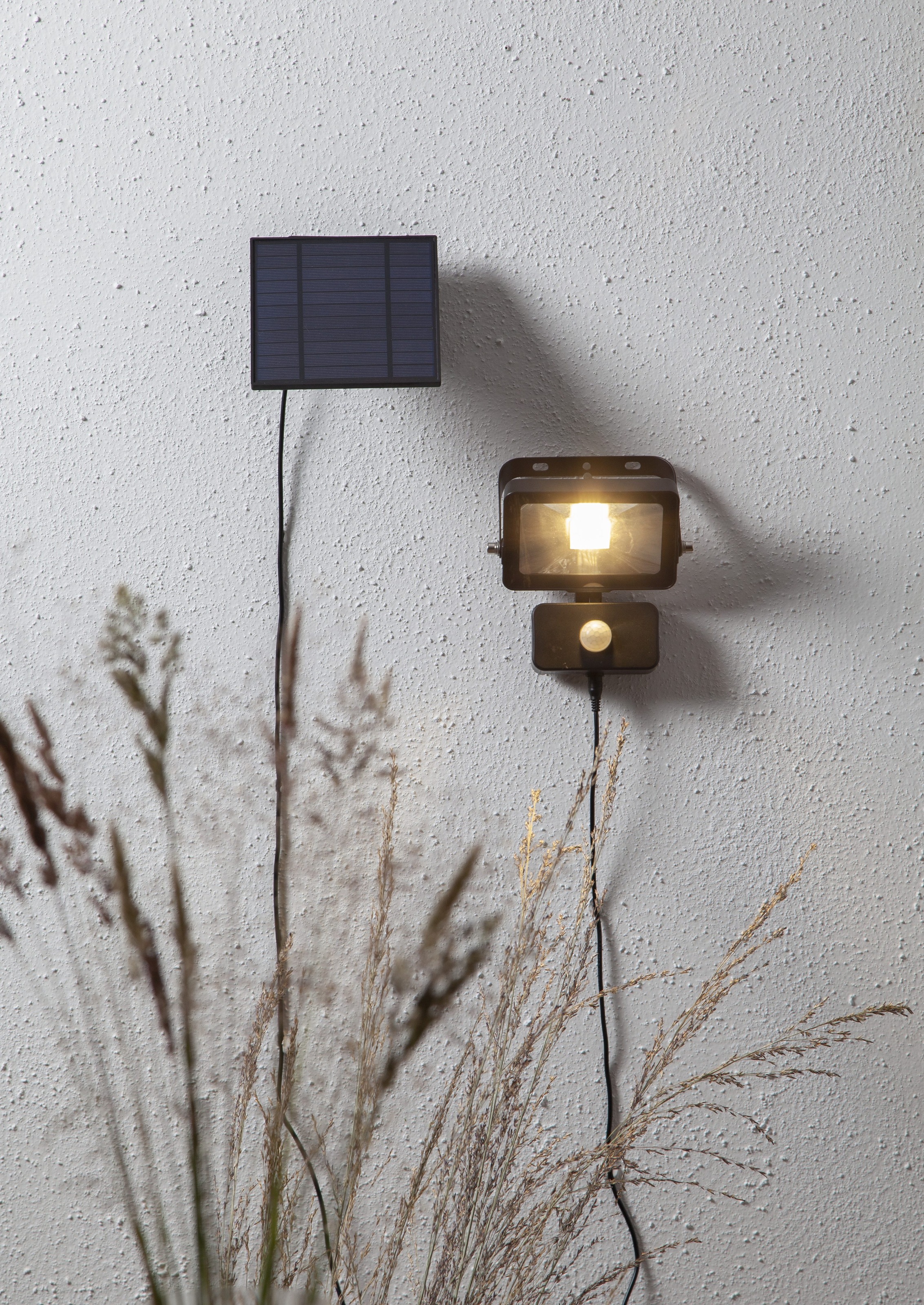 Parforce Traditional Hunting LED Solarleuchte »Solar-Spotlight Powerspot« LED-Board 1 Stk. Warmweiß PIR- und Dämmerungssensor, bis zu 800lm bei Bewegung, 40lm Dauerlicht