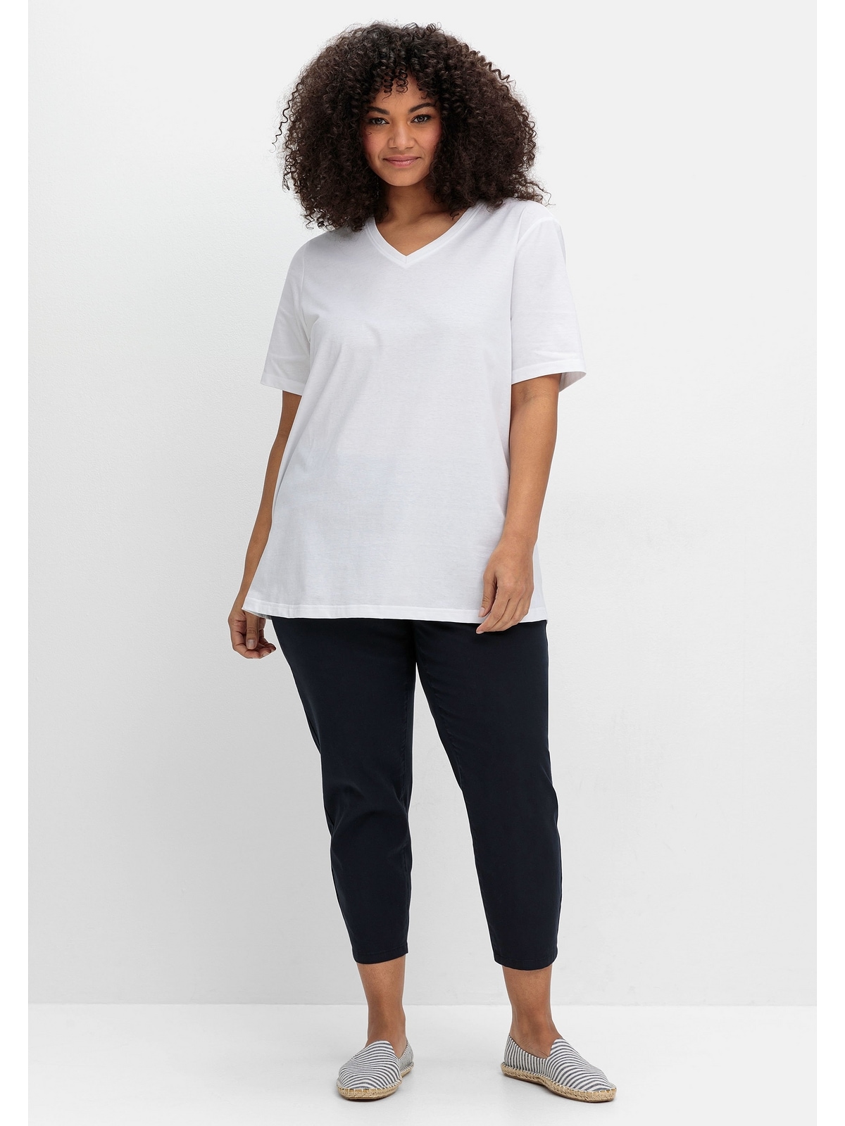 Sheego T-Shirt »Große Größen«, mit V-Ausschnitt, aus leichtem Jersey