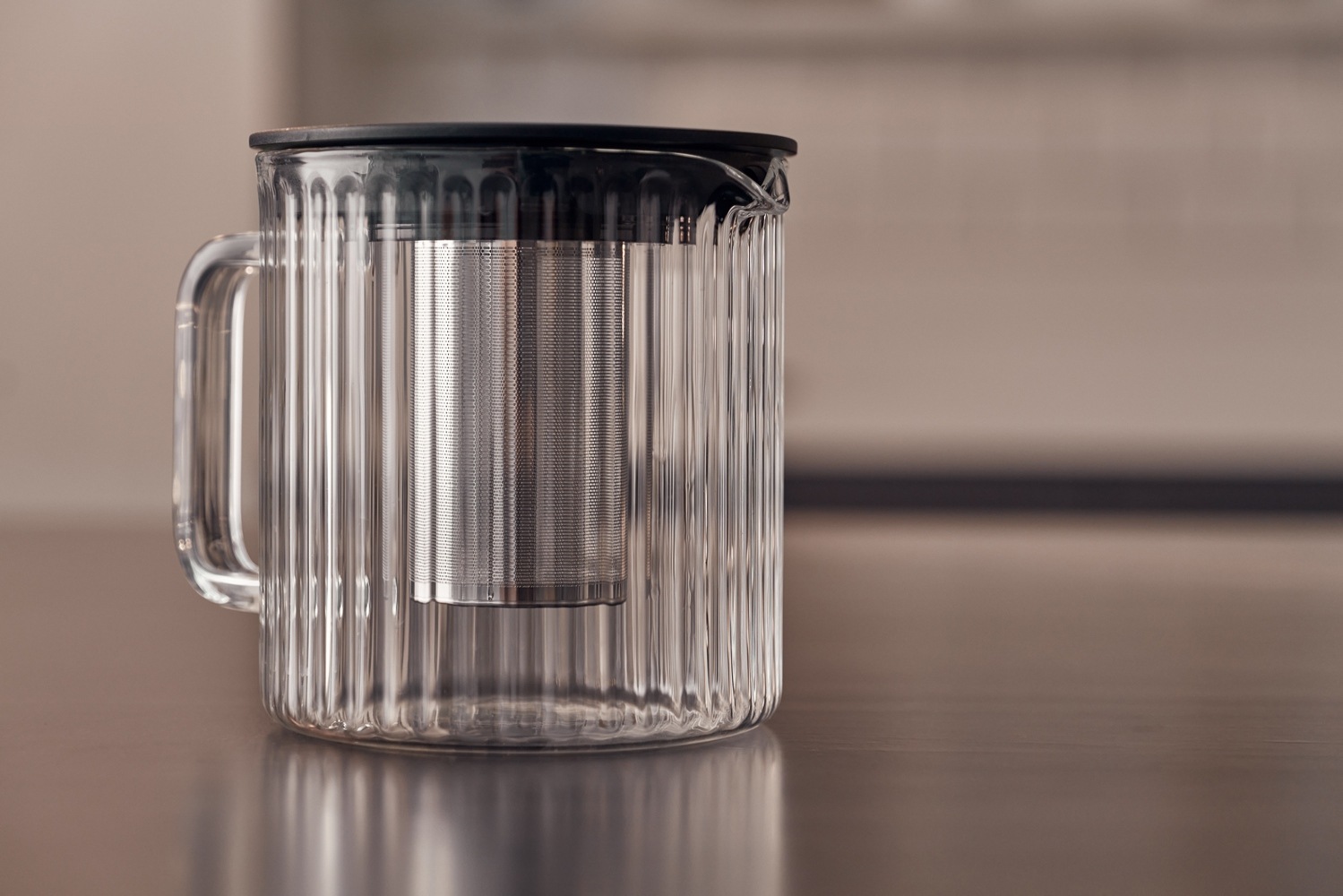 RESTO Kitchenware Teekanne »Ain, hitzebeständige Glaskanne im 3D Design, Höhe ca. 13 cm«, 1 l, (4 St.), mit herausnehmbarem Filtersieb aus Edelstahl, im Geschenkkarton