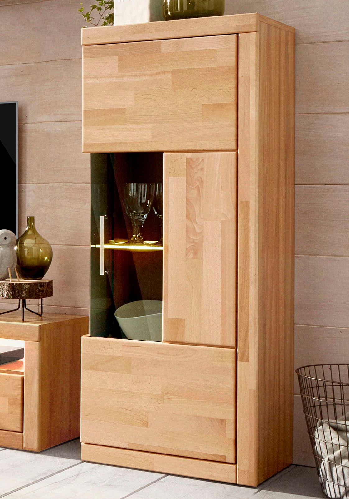 Home affaire Vitrine »Ribe,125cm hoch,35 cm tief,4 Fächer,1Glasboden variabel einsetzbar«, Massivholz, Holzwerkstoff,dunkles gehärtetes Glas, Metall Griffe