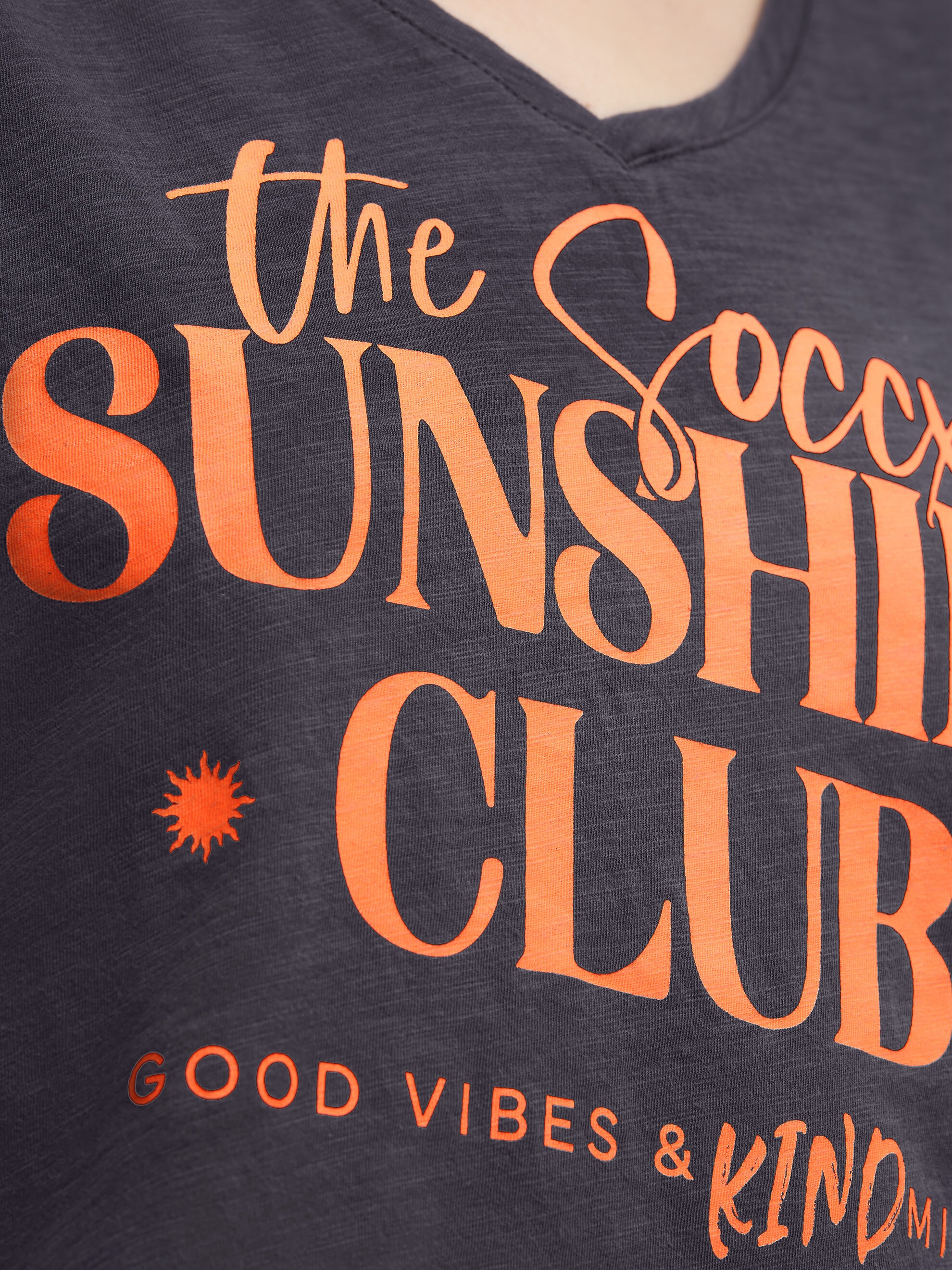 SOCCX V-Shirt mit überschnittener Schulter