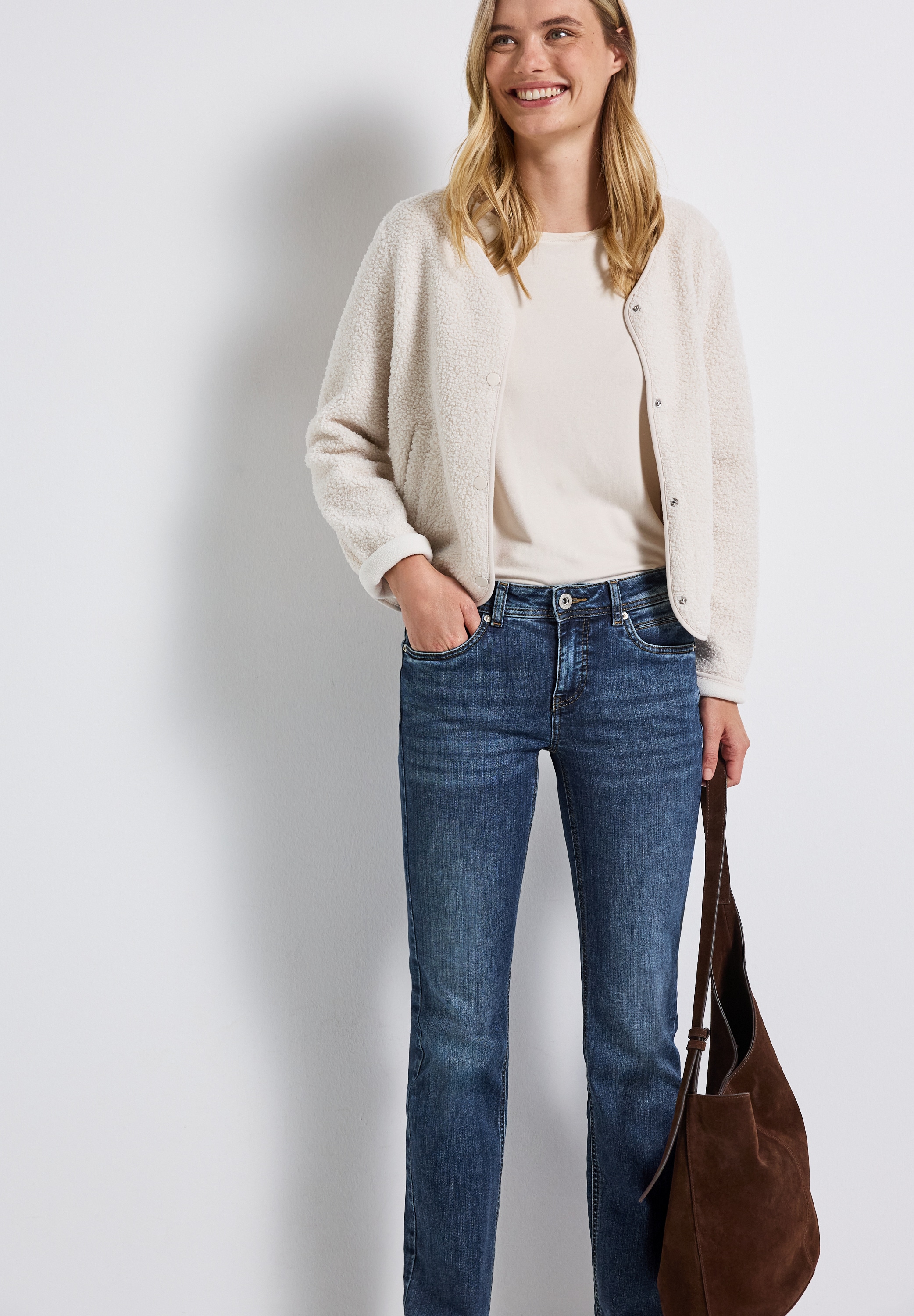 STREET ONE Bootcut-Jeans »Style Bootcut«, in einer Slim Fit Passform und mit Stretch