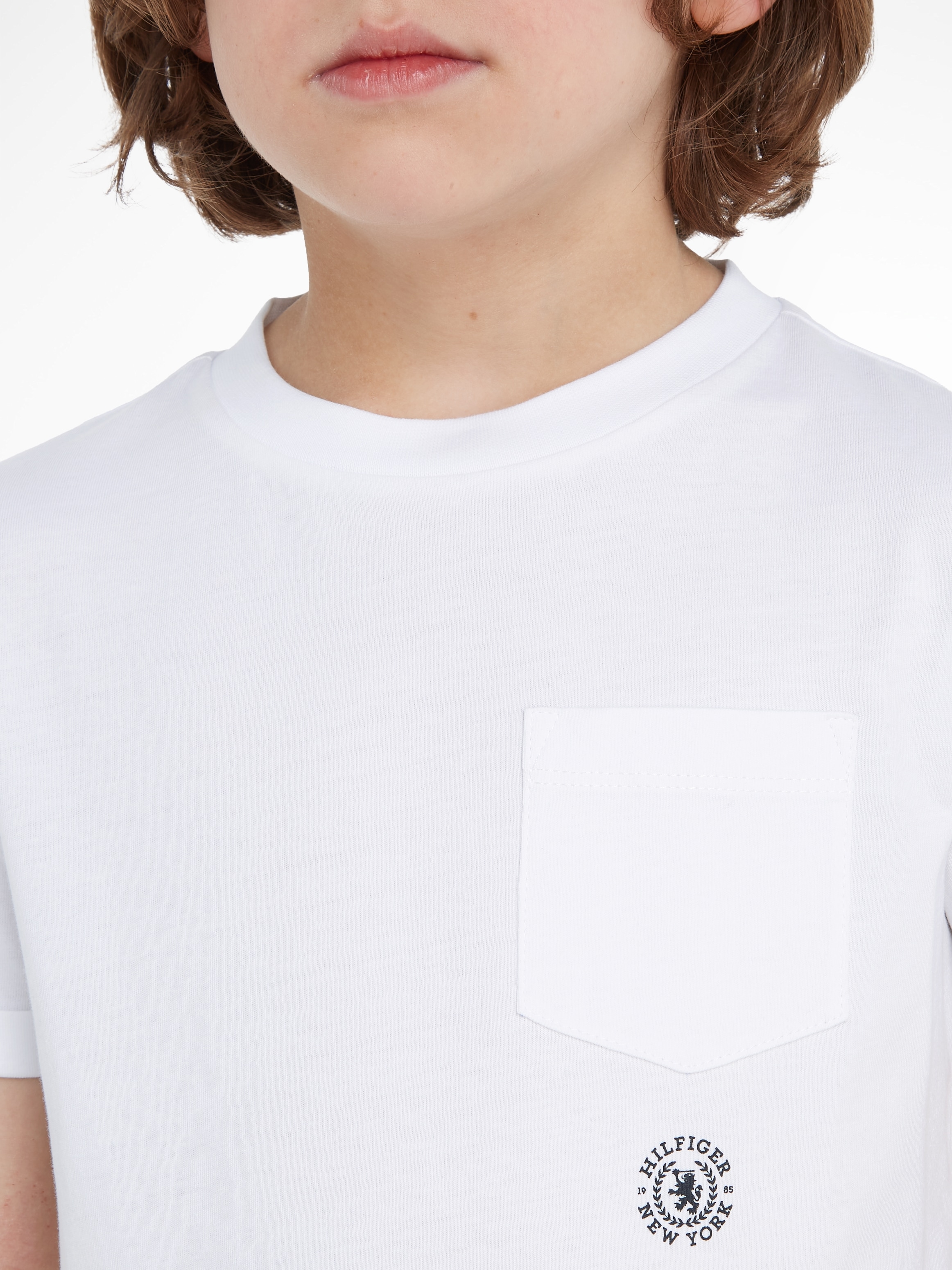 S/S«, Brusttasche TEE Hilfiger LOGO Tommy POCKET T-Shirt mit | kaufen BAUR »CREST
