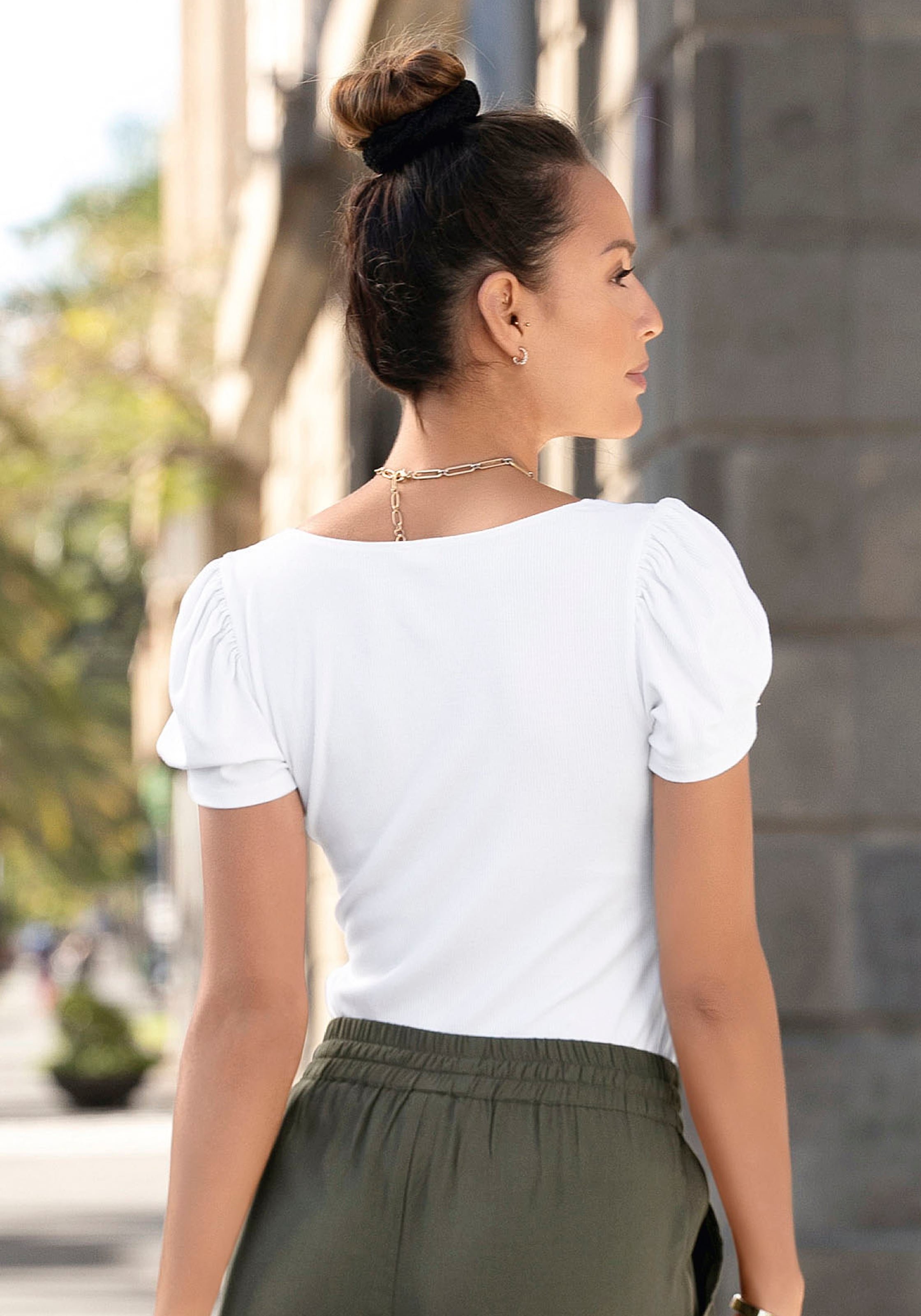 LASCANA Kurzarmshirt »aus gerippter Ware mit schmaler Passform« T-Shirt mit leichten Puffärmeln, Rippshirt, Carré-Shirt, casual