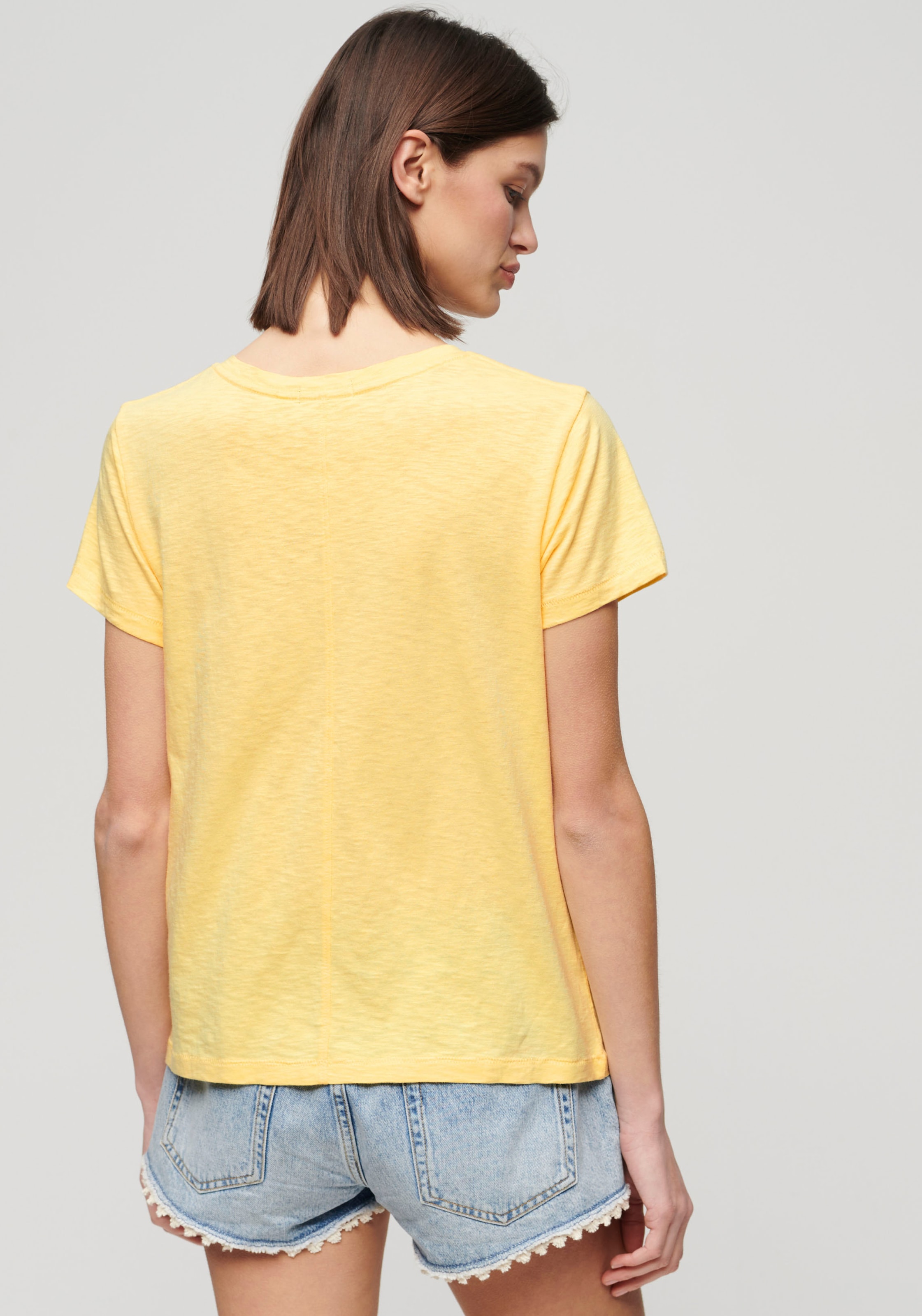 Superdry V-Shirt »STUDIOS SLUB EMB VEE TEE«, strukturiertes T-Shirt mit V-Ausschnitt und Stickerei