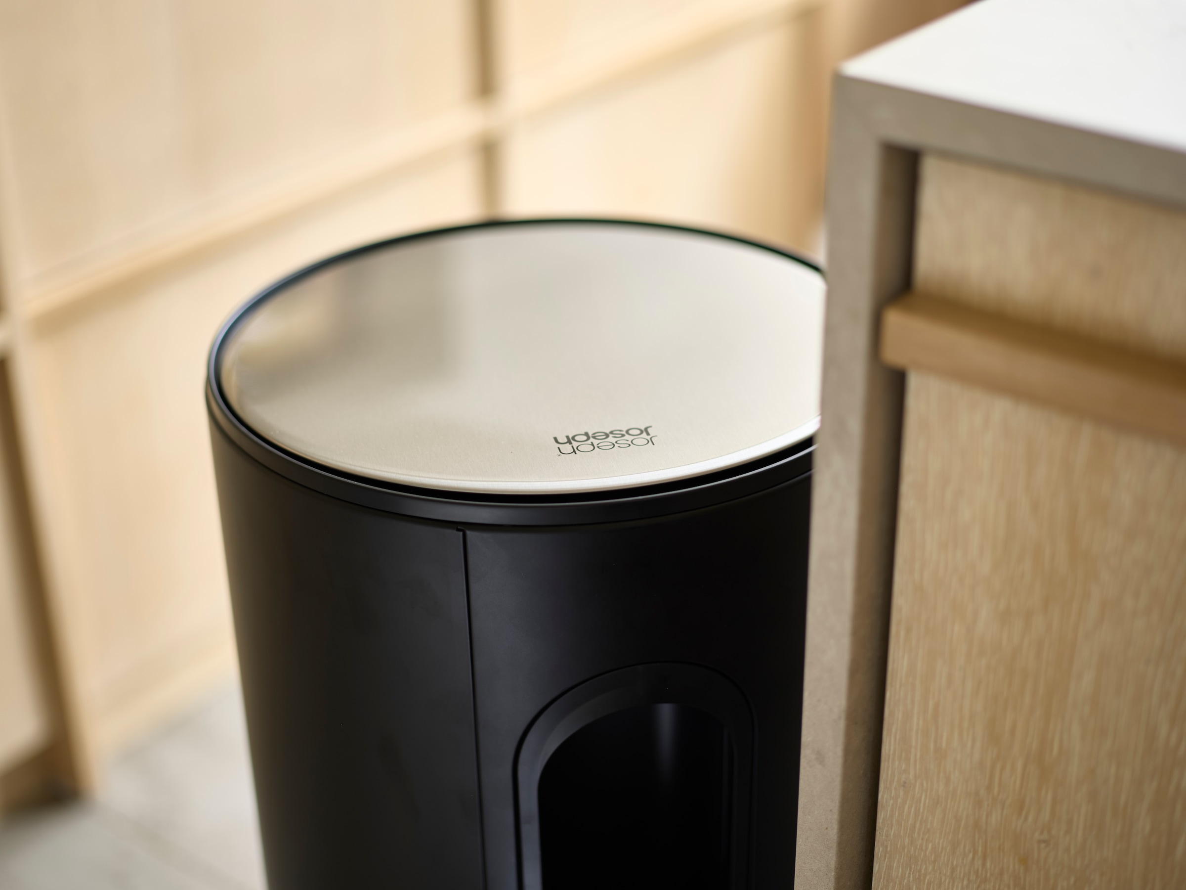 Joseph Joseph Mülleimer »Arc 30-Liter-Slimline-Treteimer« inkl. Integriertem Halter für Müllbeutel