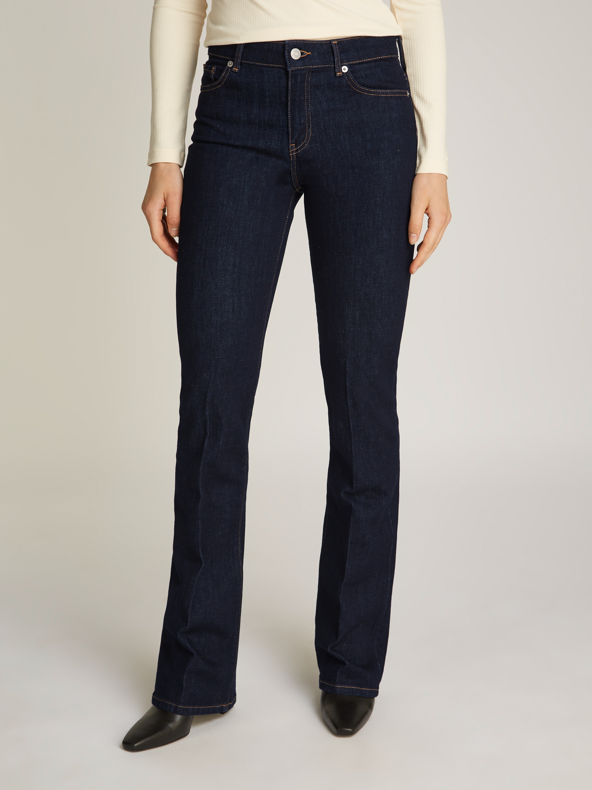 TOMMY HILFIGER Bootcut-Jeans »Bootcut Regular Waist«, mittlere normale Leibhöhe, mit Bügelfalten, mit...