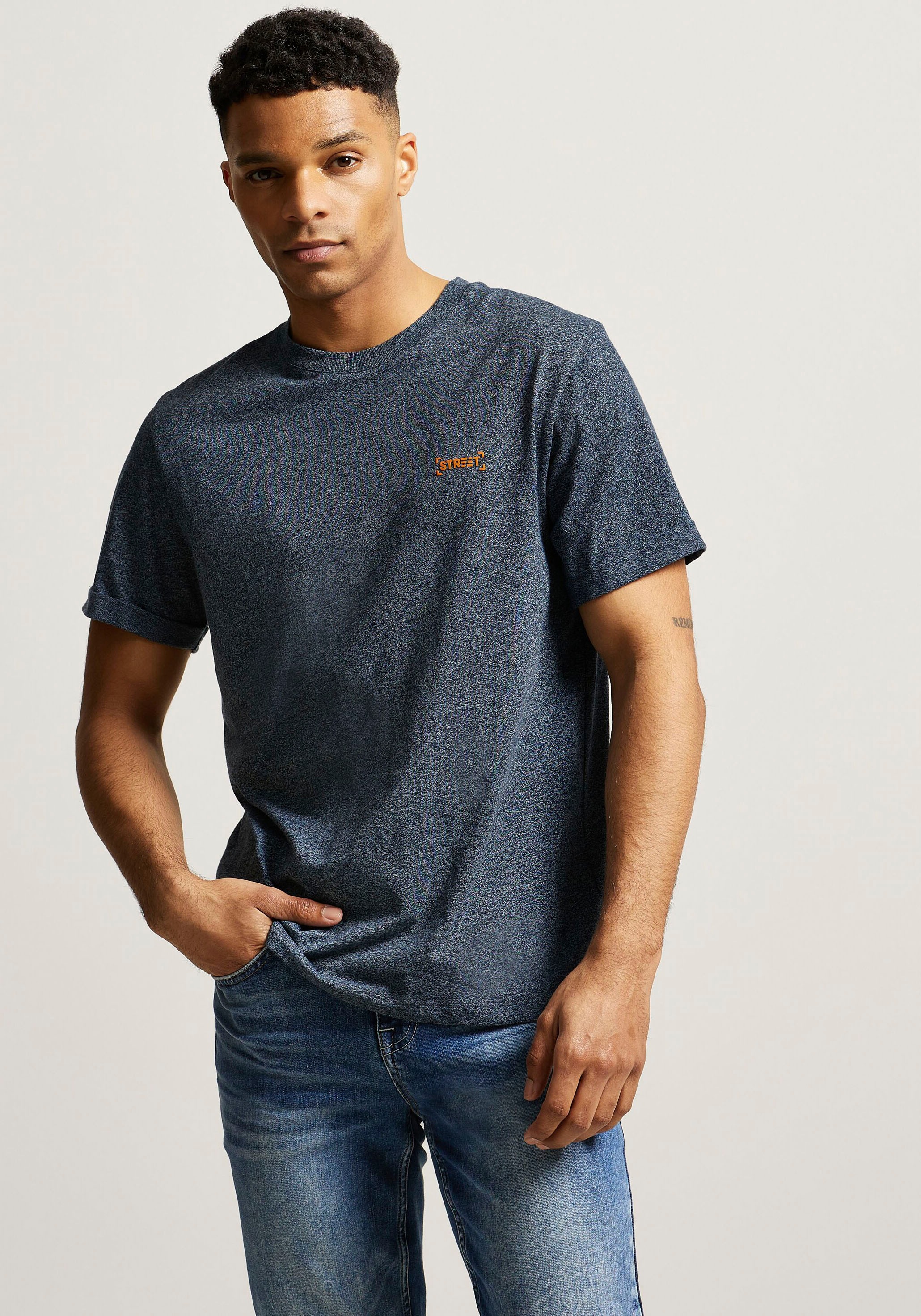 STREET ONE MEN T-Shirt, mit auf | BAUR bestellen der ▷ Markenlabel Brust